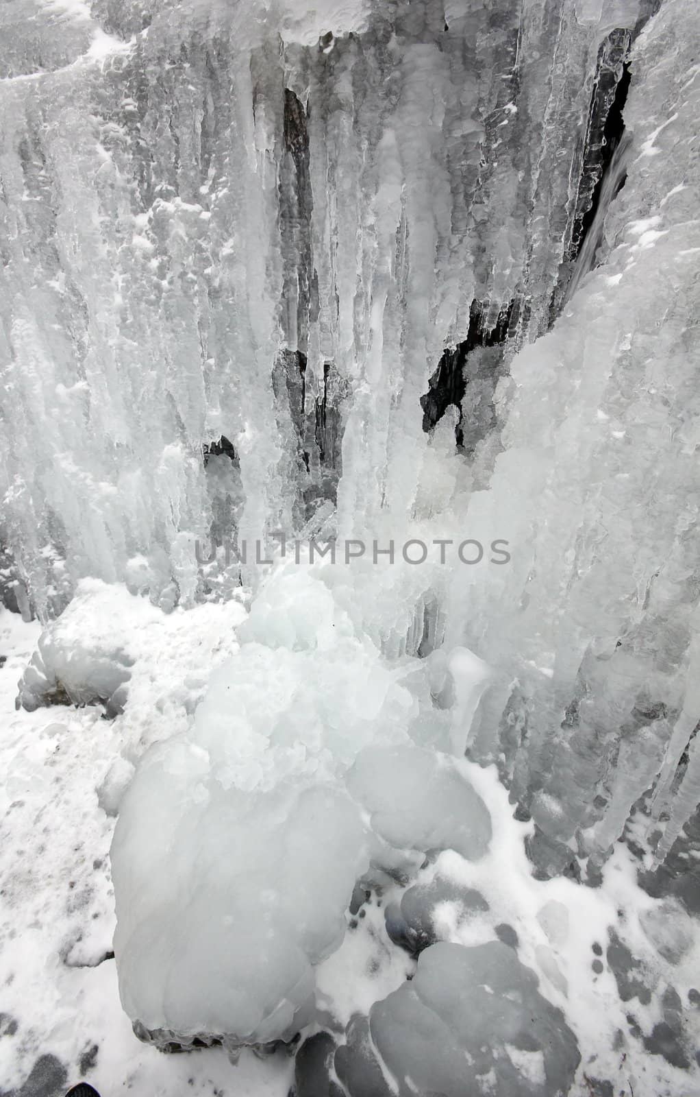 Frozen waterfall by olliemt