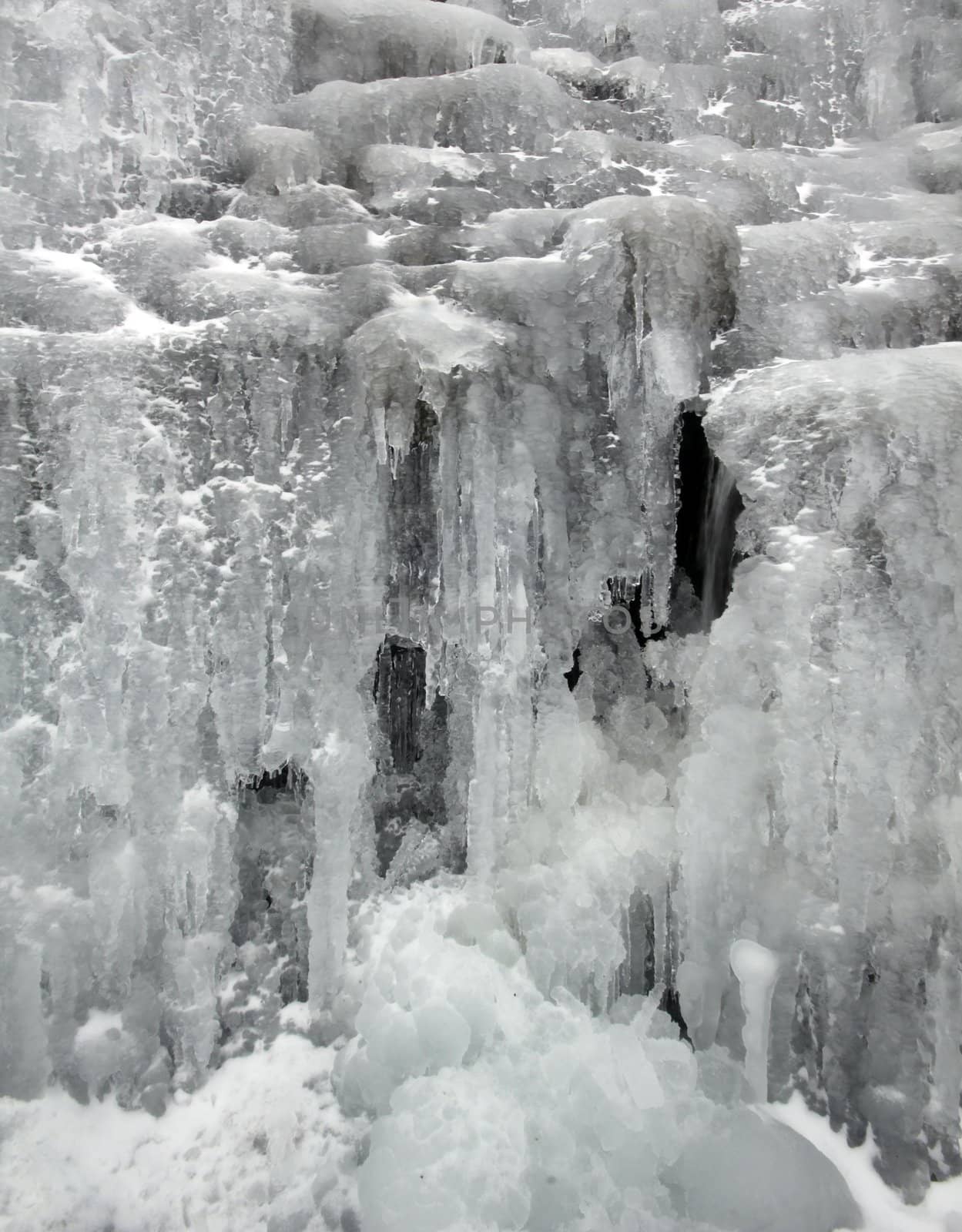Frozen waterfall by olliemt