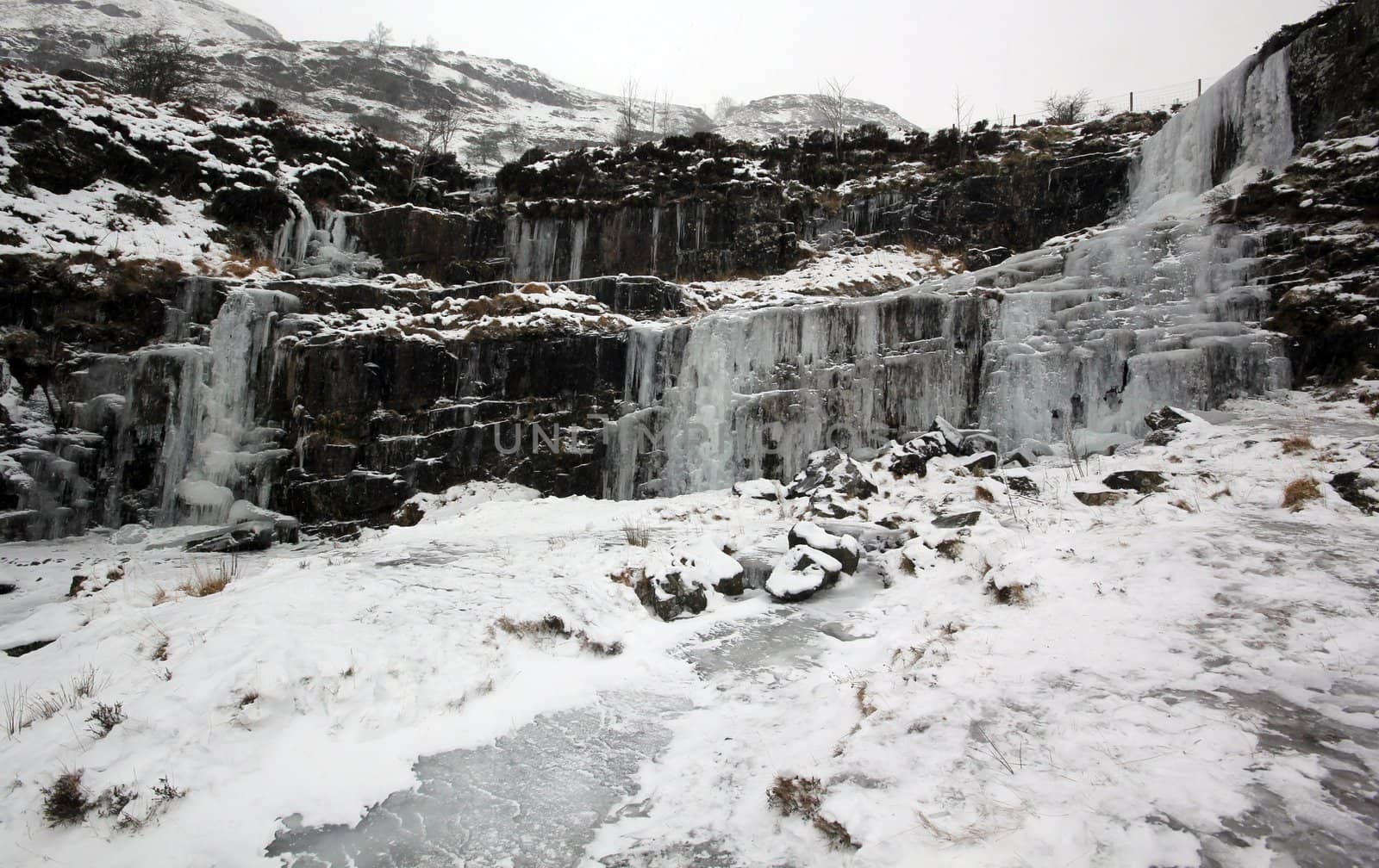 Frozen waterfall by olliemt