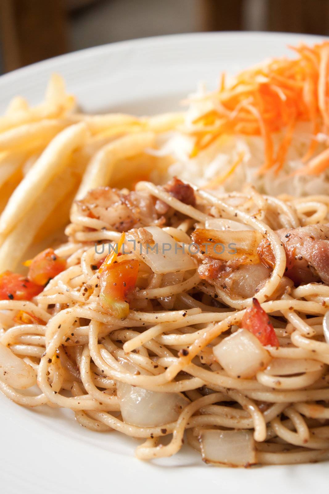 Black pepper Spaghetti by artemisphoto