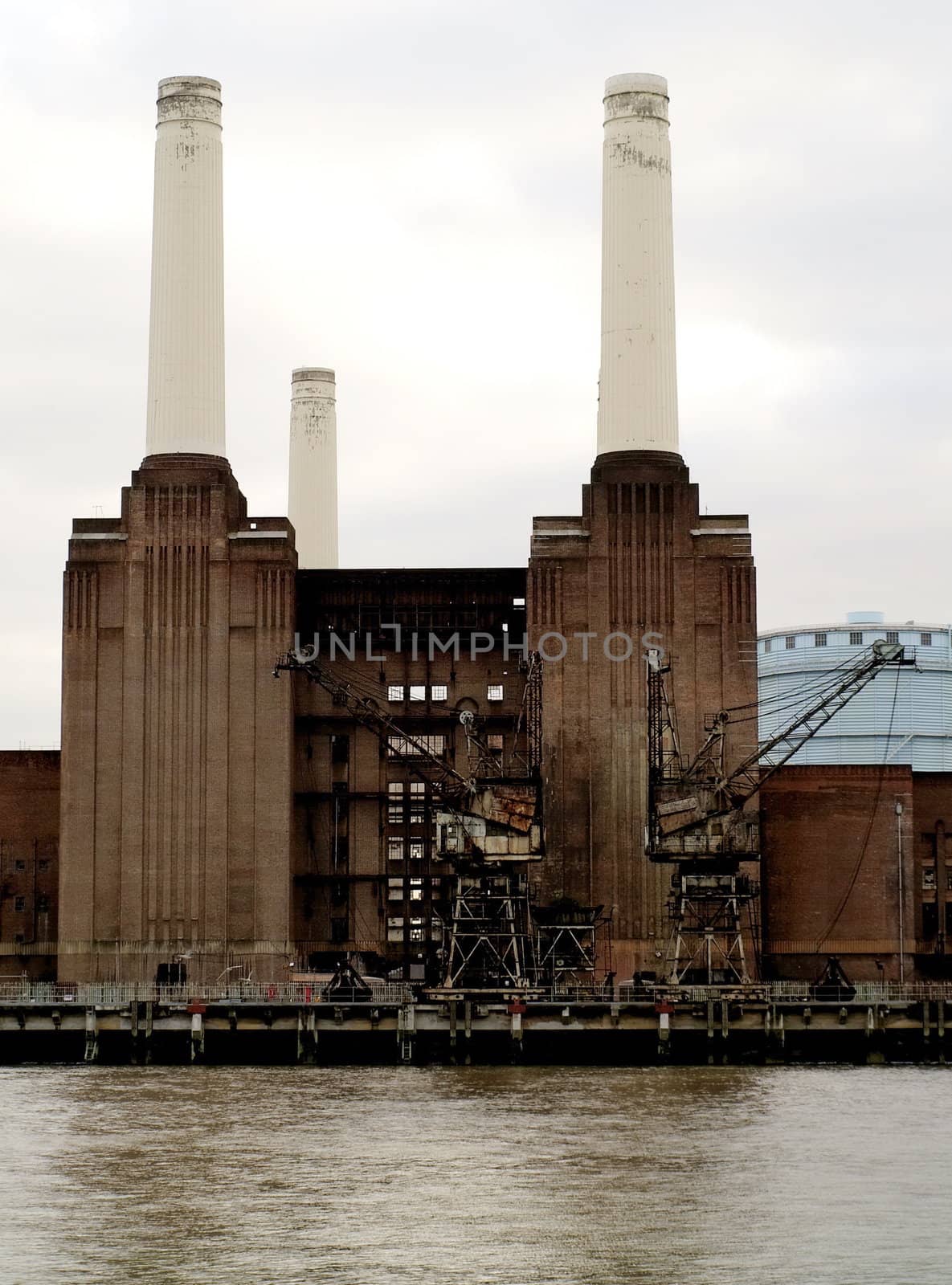 Battersea Power Station by anderm