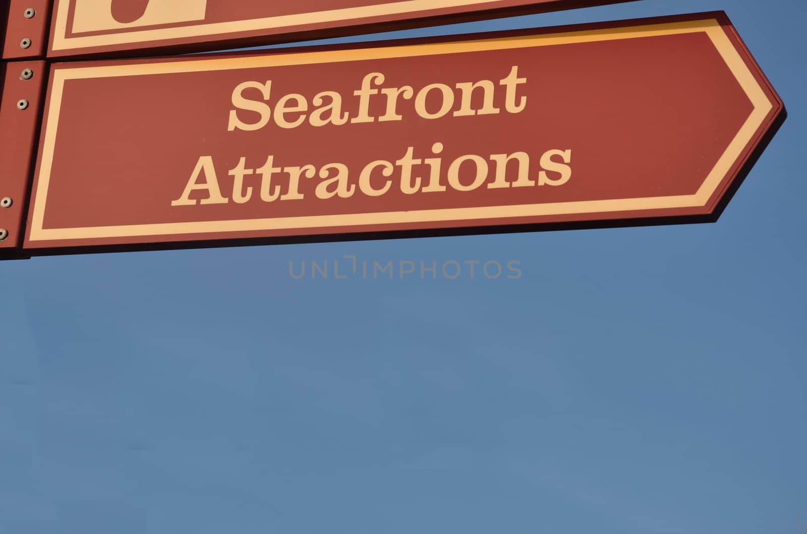 Sign to seafront attractions by pauws99