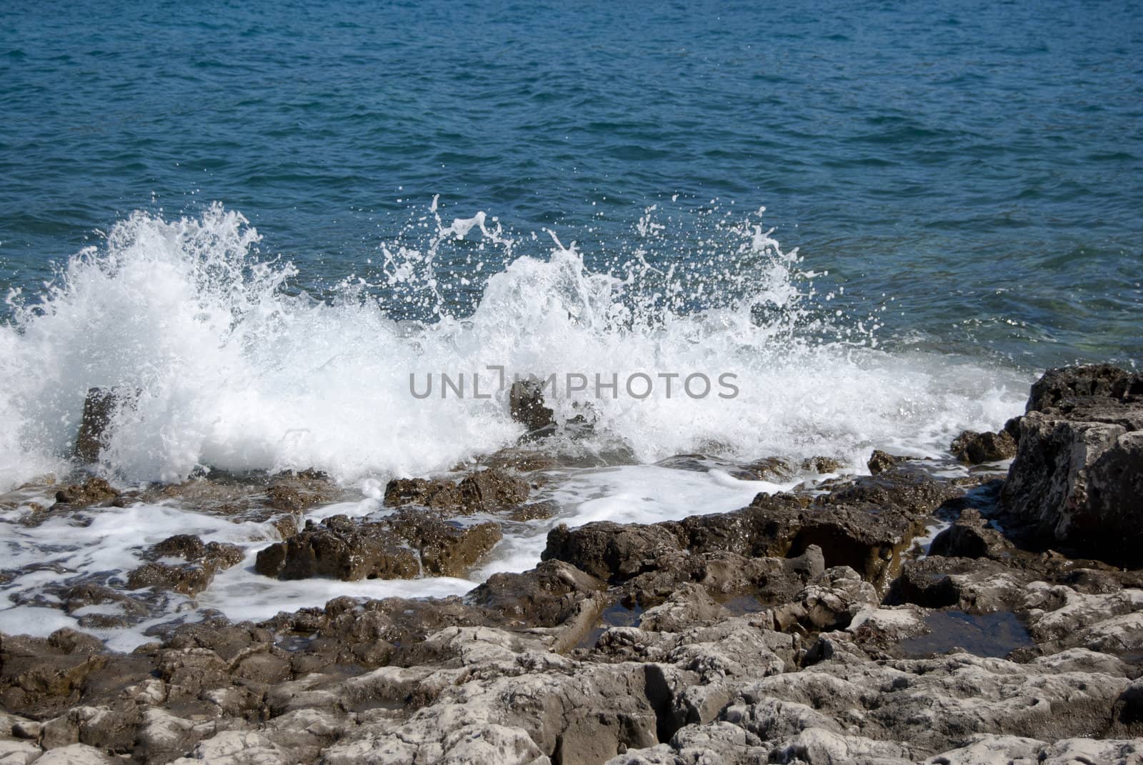 waves breaking on the shore by RobertHardy