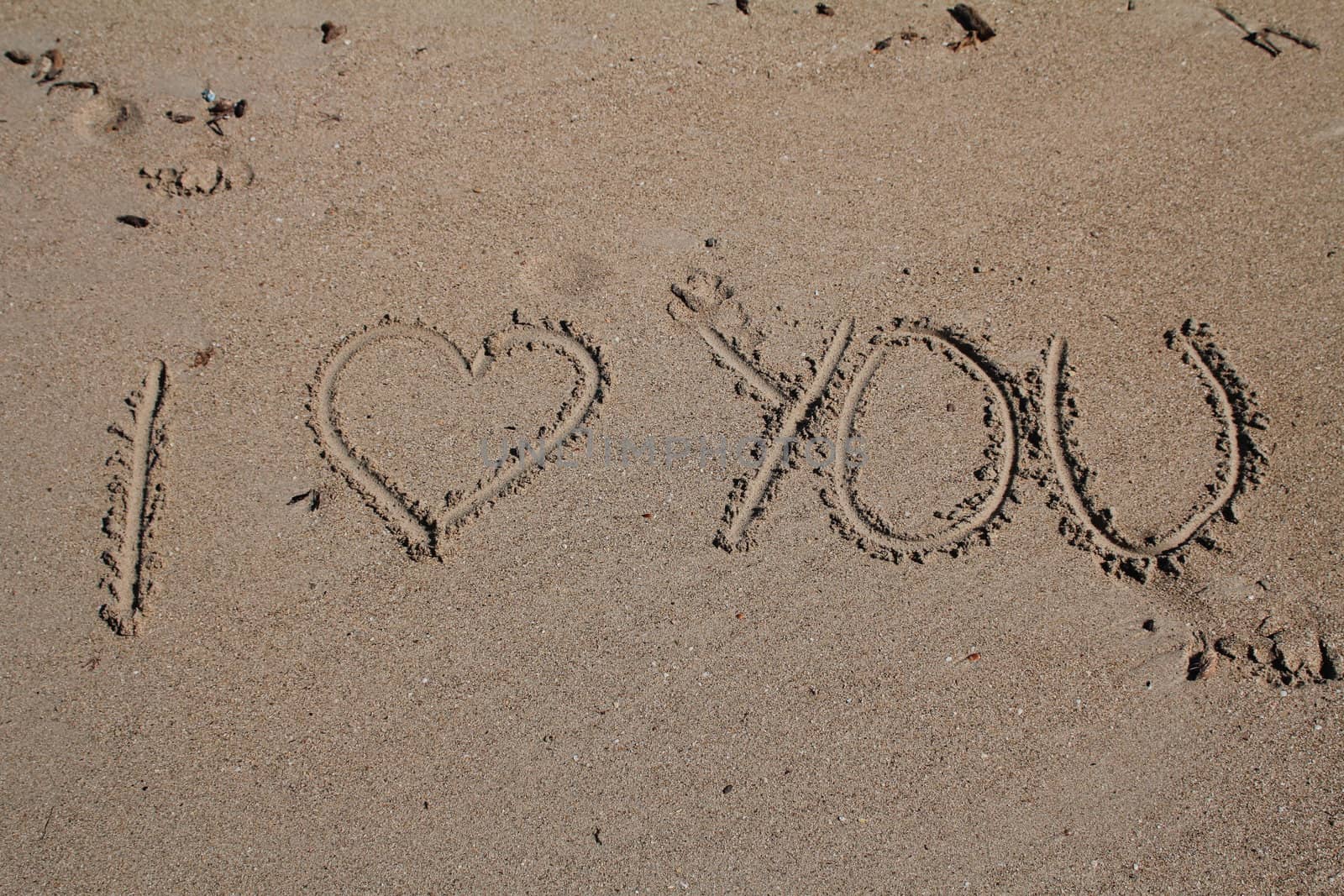 I love you written in the sand
 by gigidread
