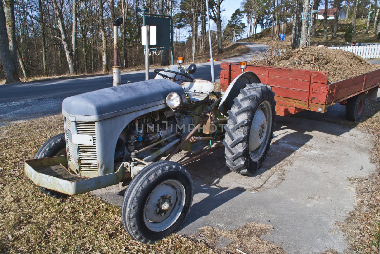 TE20, (in Norway called gråtass  "Fergie"), is a British Ferguson tractor that came on the market shortly after World War II. The tractor in the picture is shot at Fredriksten fortress in Halden and rolling still okay. Not sure but I think the tractor must be from the early 50s.