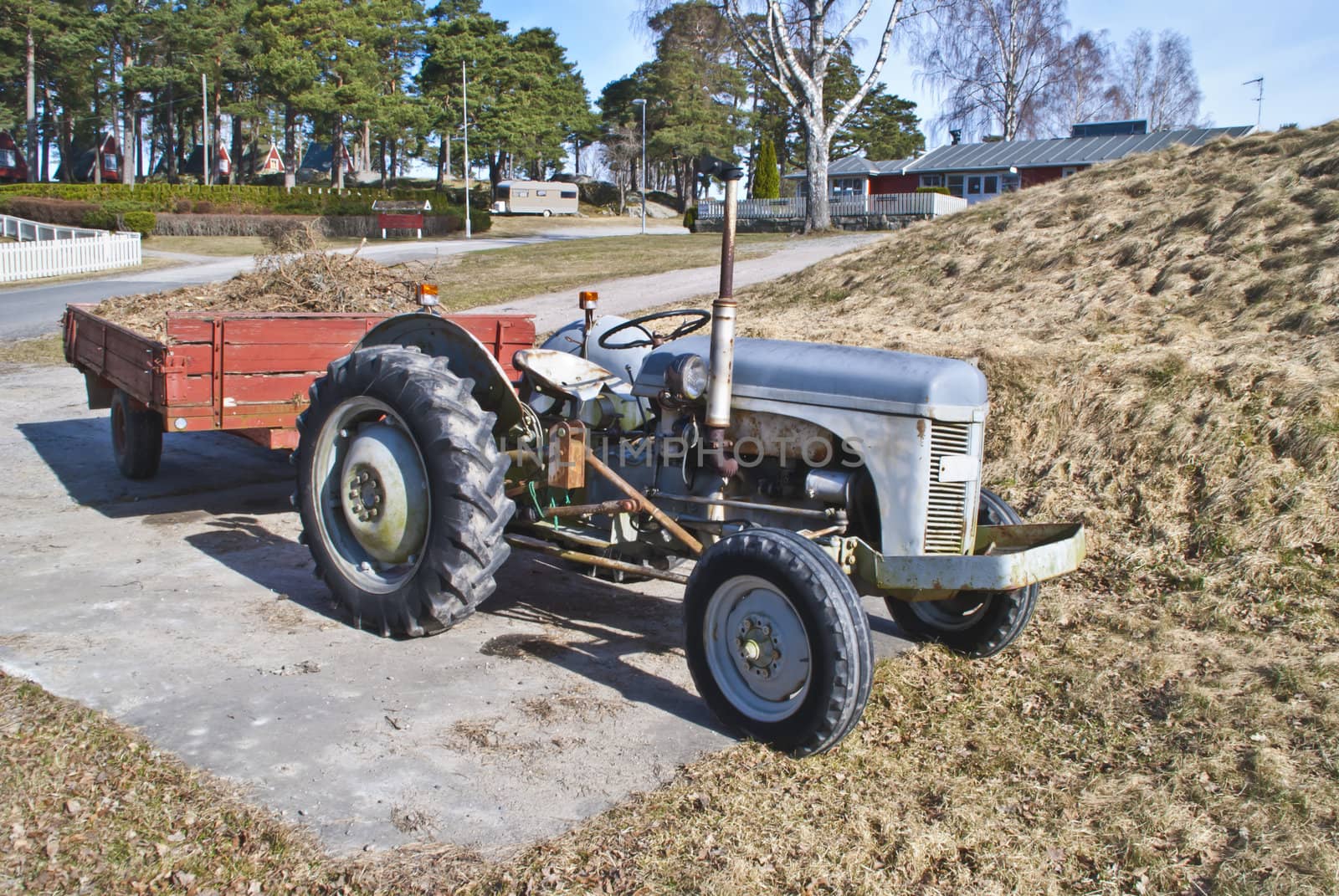 TE20, (in Norway called gråtass  "Fergie"), is a British Ferguson tractor that came on the market shortly after World War II. The tractor in the picture is shot at Fredriksten fortress in Halden and rolling still okay. Not sure but I think the tractor must be from the early 50s.