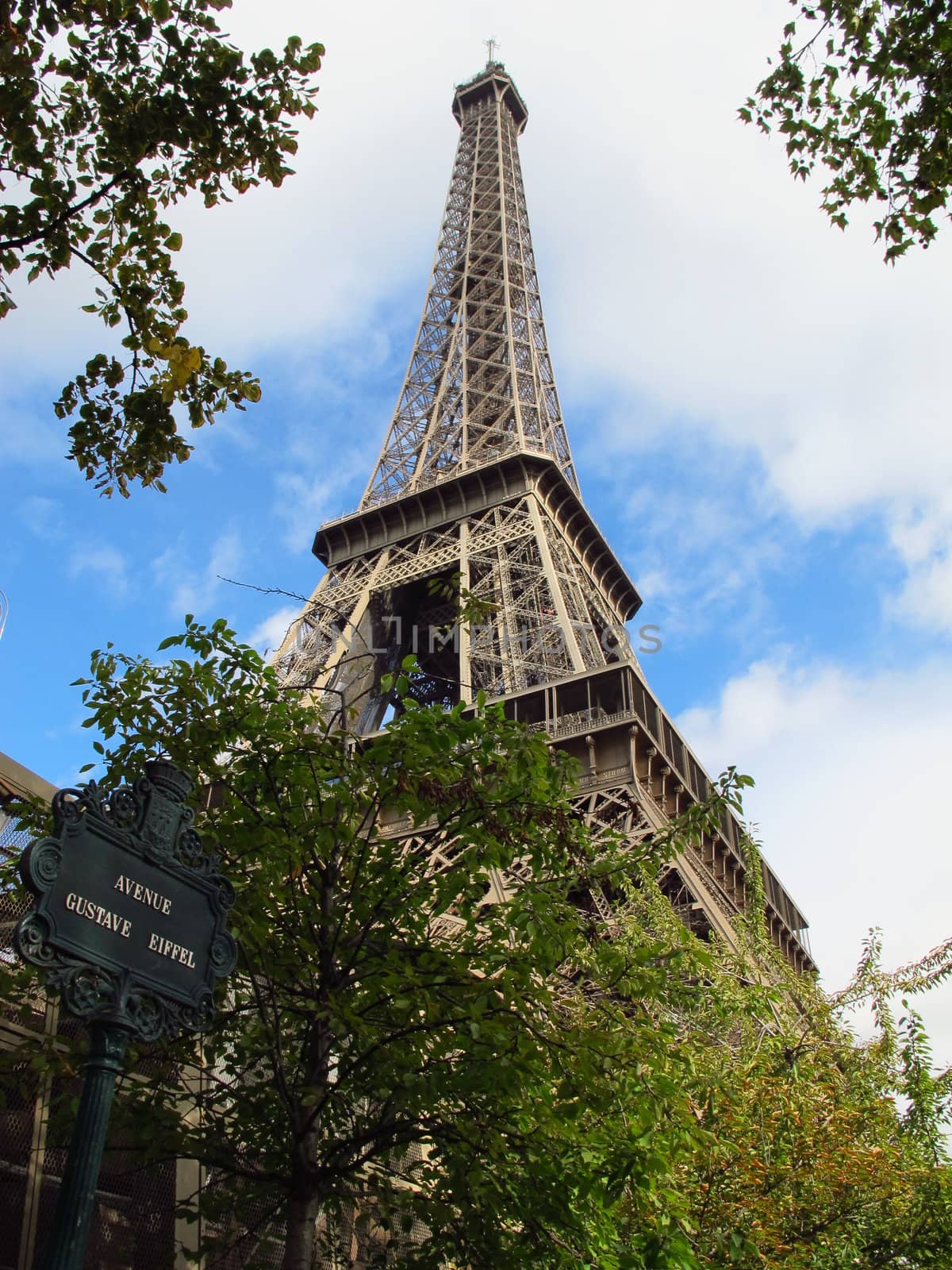 Eiffel Tower by trai2287