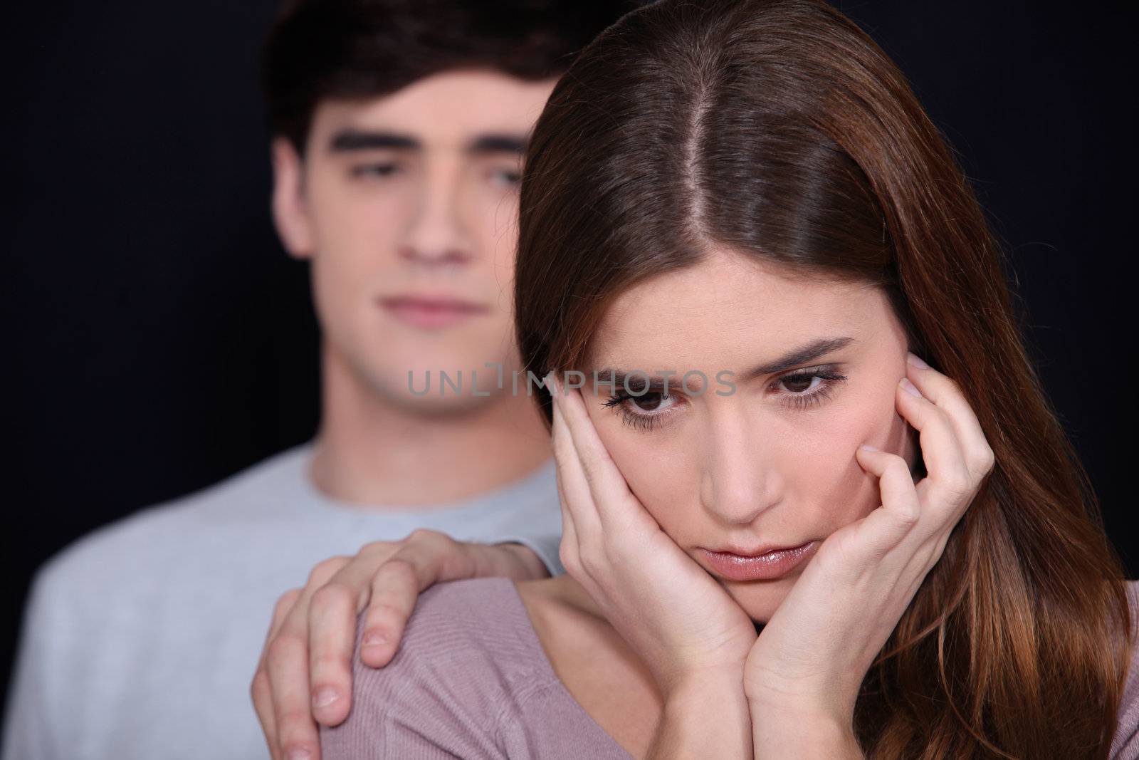 Man consoling girlfriend by phovoir