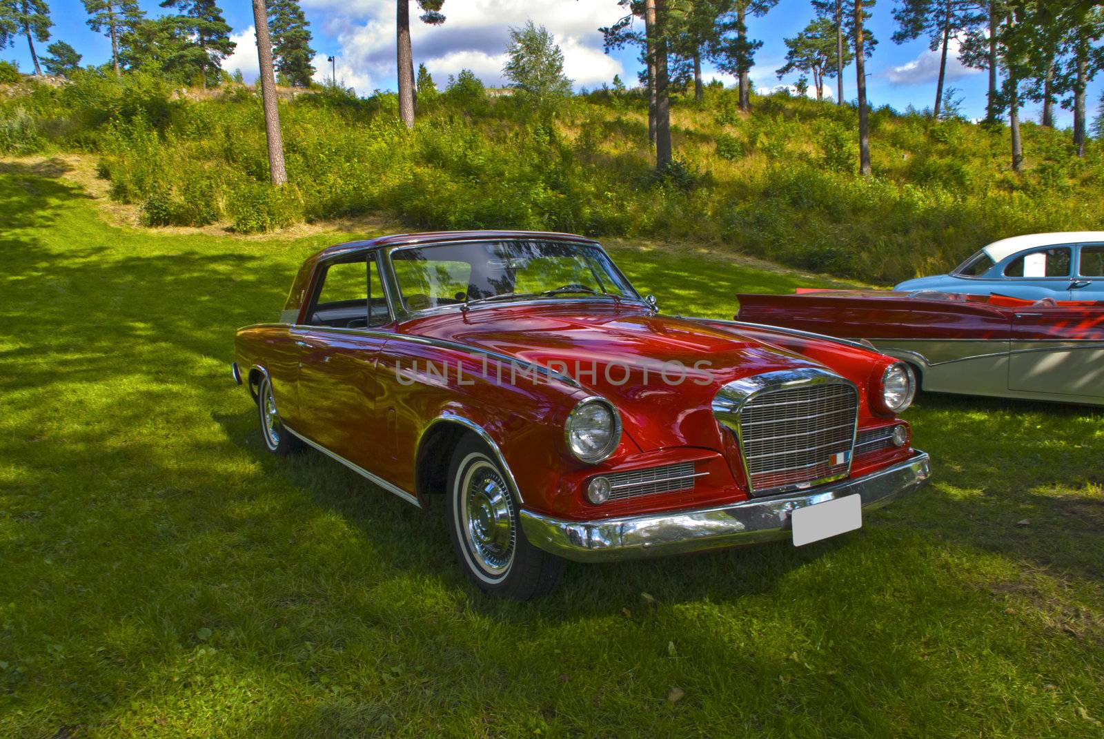 meeting for nostalgic motor vehicles held at fredriksten fortress in halden on saturday 11 august 2012, the event is part of the great border gathering in halden that goes a long weekend 8 - 12 august 2012, on saturday, filling the space of the fortress with vintage vehicles from norway and sweden to the great rivalry trophies in nostalgia hits, the public can vote for "best in show", while a jury will select winners in their respective classes.