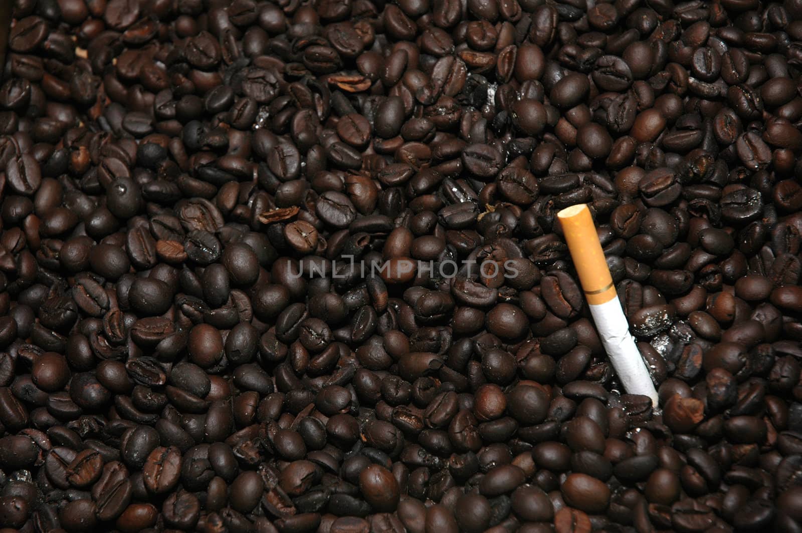 coffee beans as the ashtray to neutralize cigarette smoke