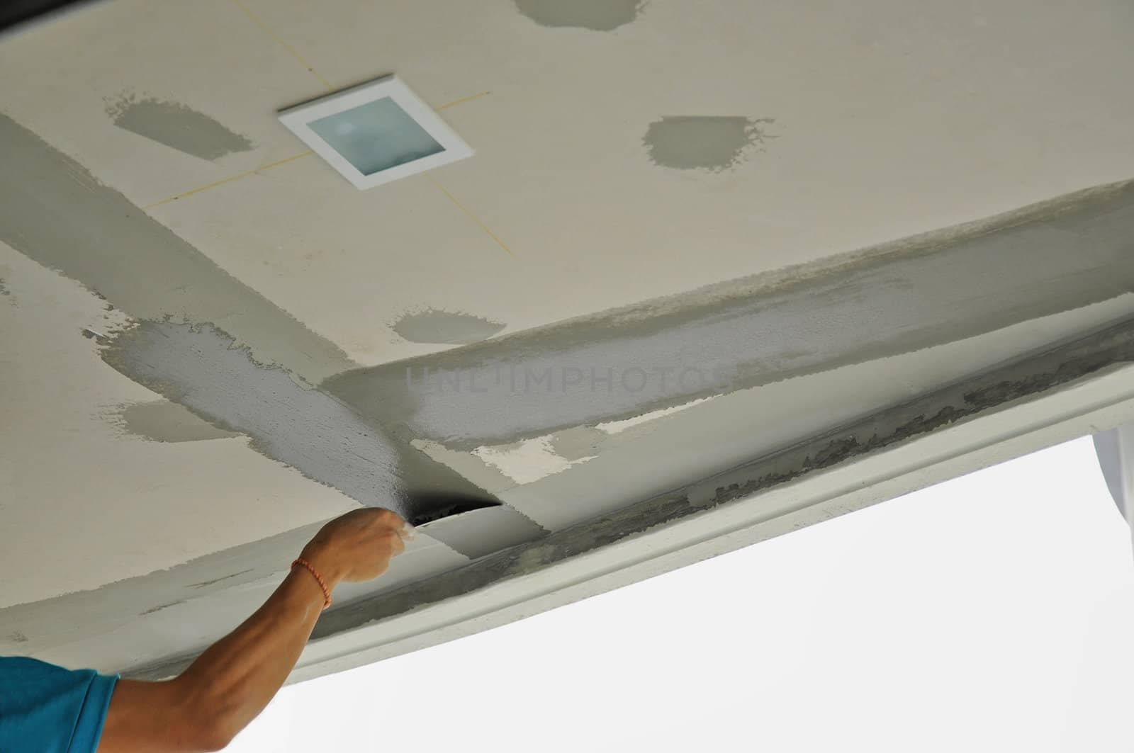 Worker plaster on the ceiling.