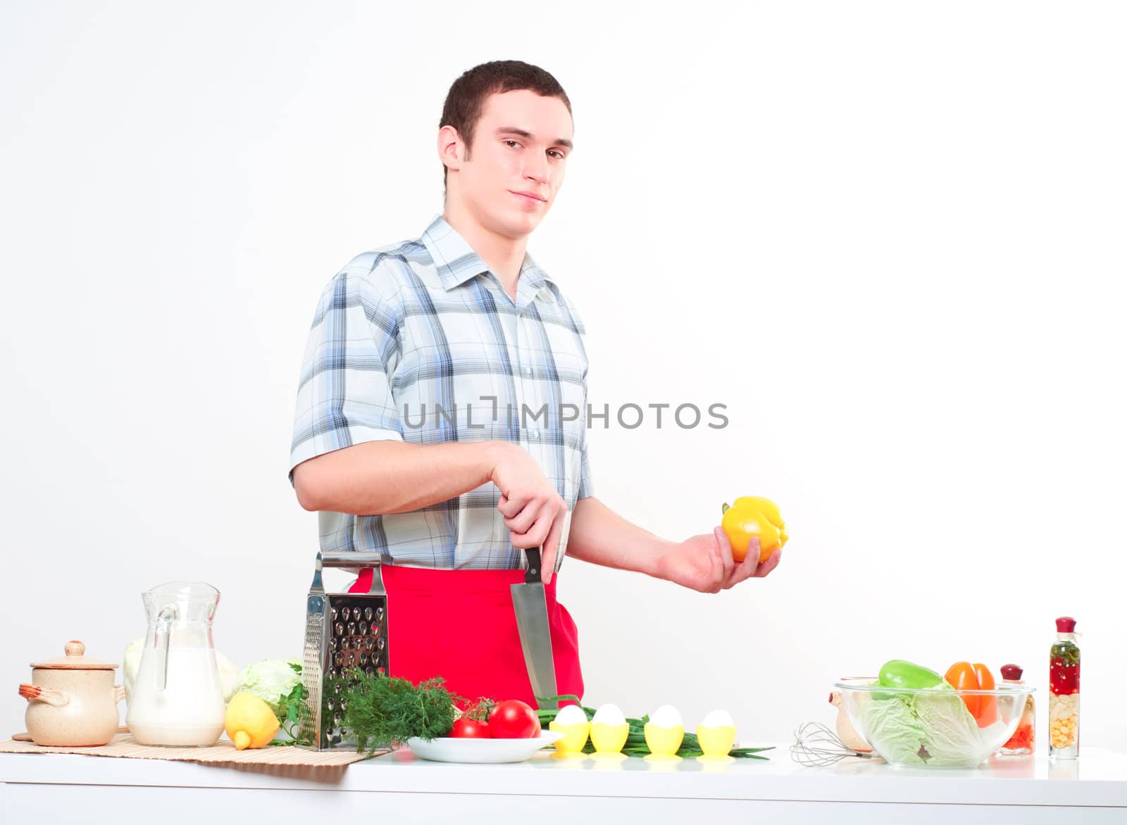 portrait of a man, cut vegetables, make meal