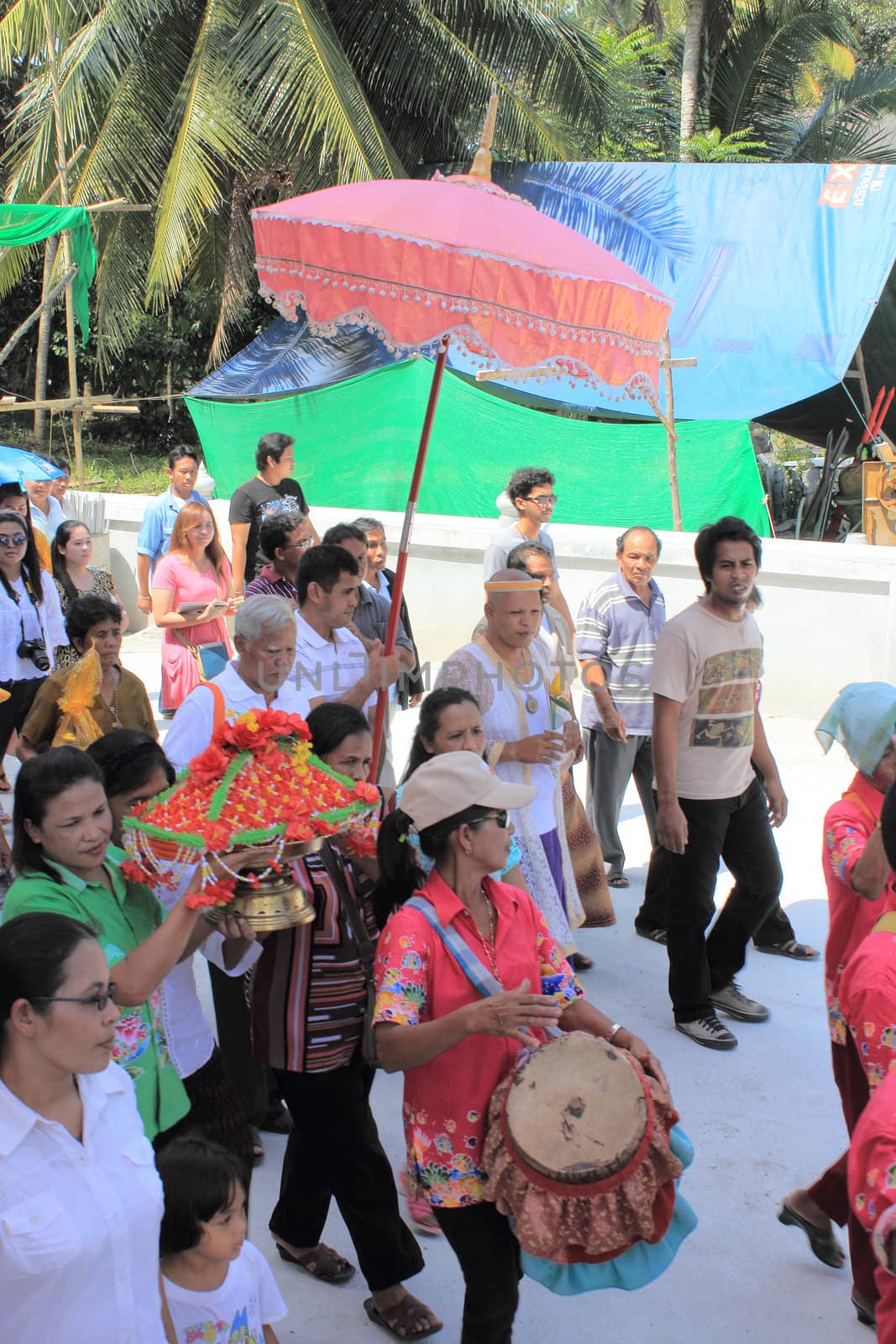 NAKON SI THAMMARAT, THAILAND - NOVEMBER 17 : Unidentified Thai people circle the temple 3 times with offering Buddhist ordination ceremony on November 17, 2012 in Nakon Si Thammarat, Thailand.