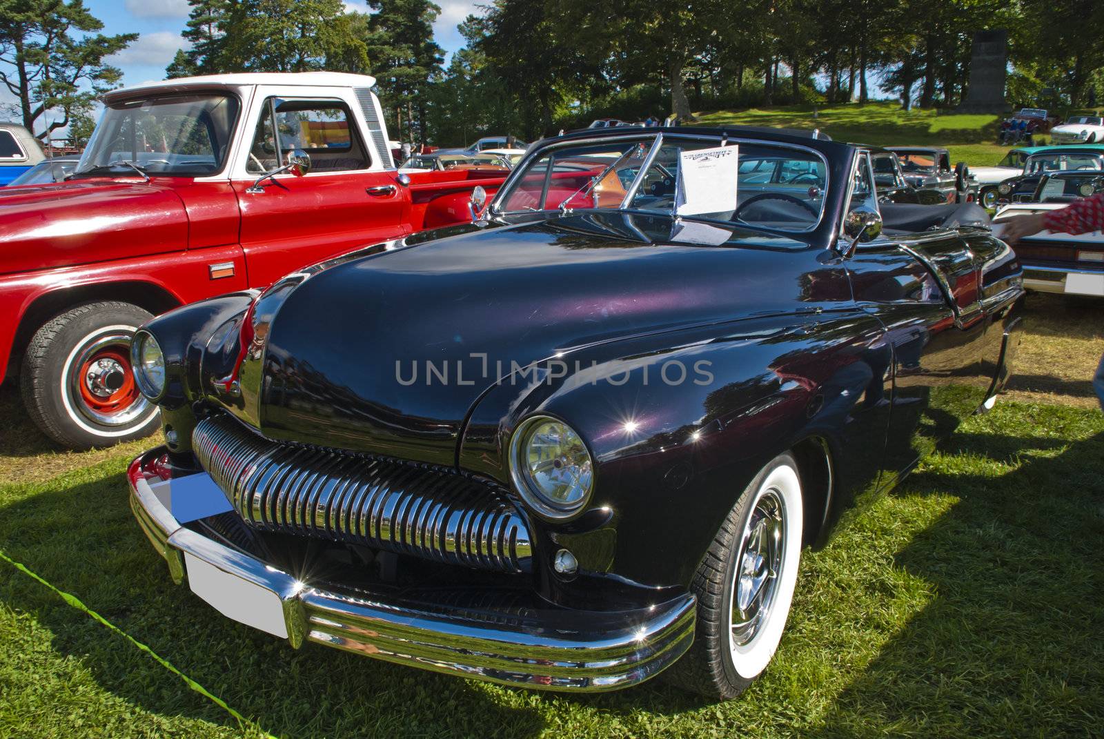 meeting for nostalgic motor vehicles held at fredriksten fortress in halden on saturday 11 august 2012, the event is part of the great border gathering in halden that goes a long weekend 8 - 12 august 2012, on saturday, filling the space of the fortress with vintage vehicles from norway and sweden to the great rivalry trophies in nostalgia hits, the public can vote for "best in show", while a jury will select winners in their respective classes.