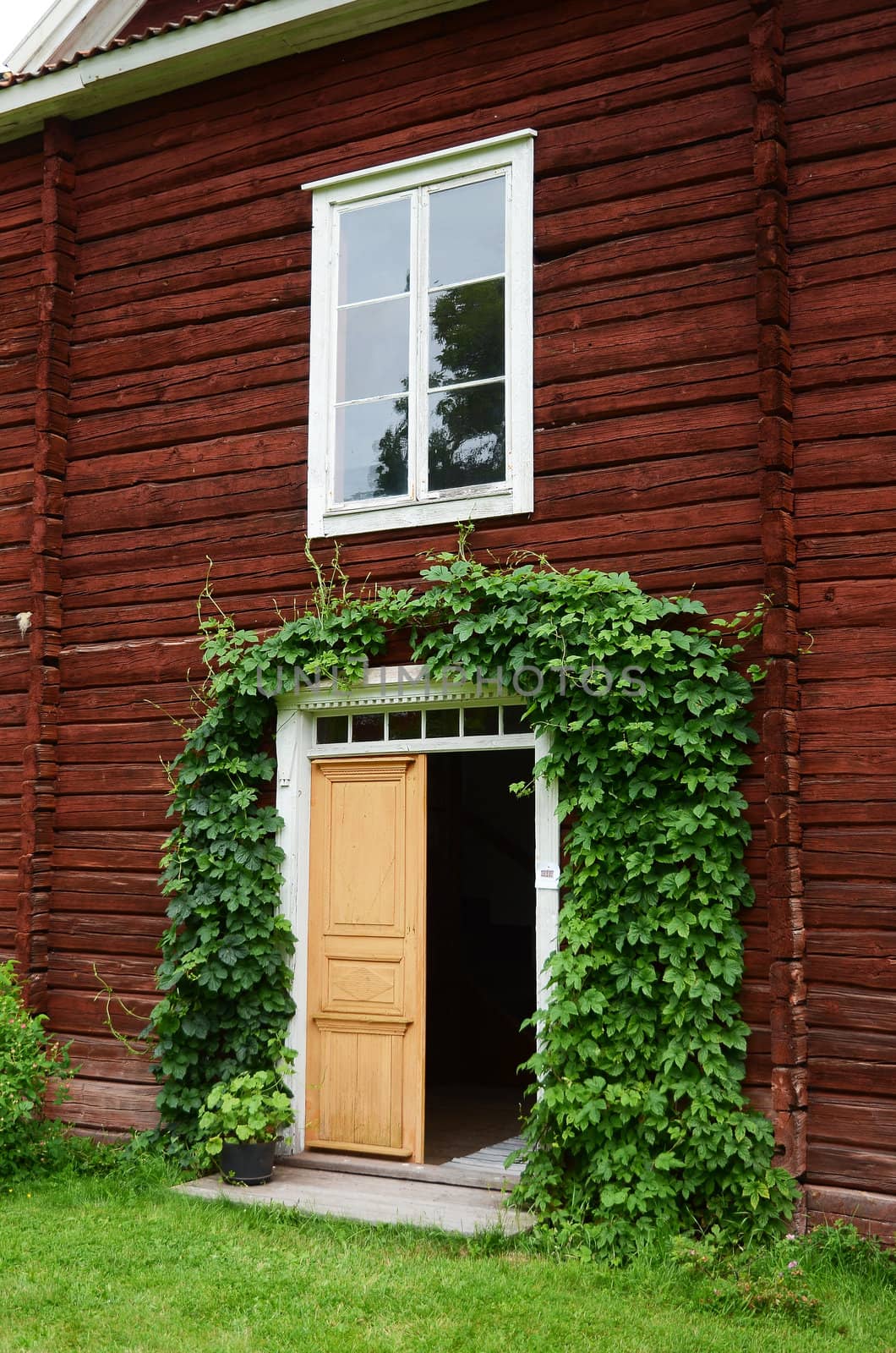 Entrance facade to a a hälsinge farm