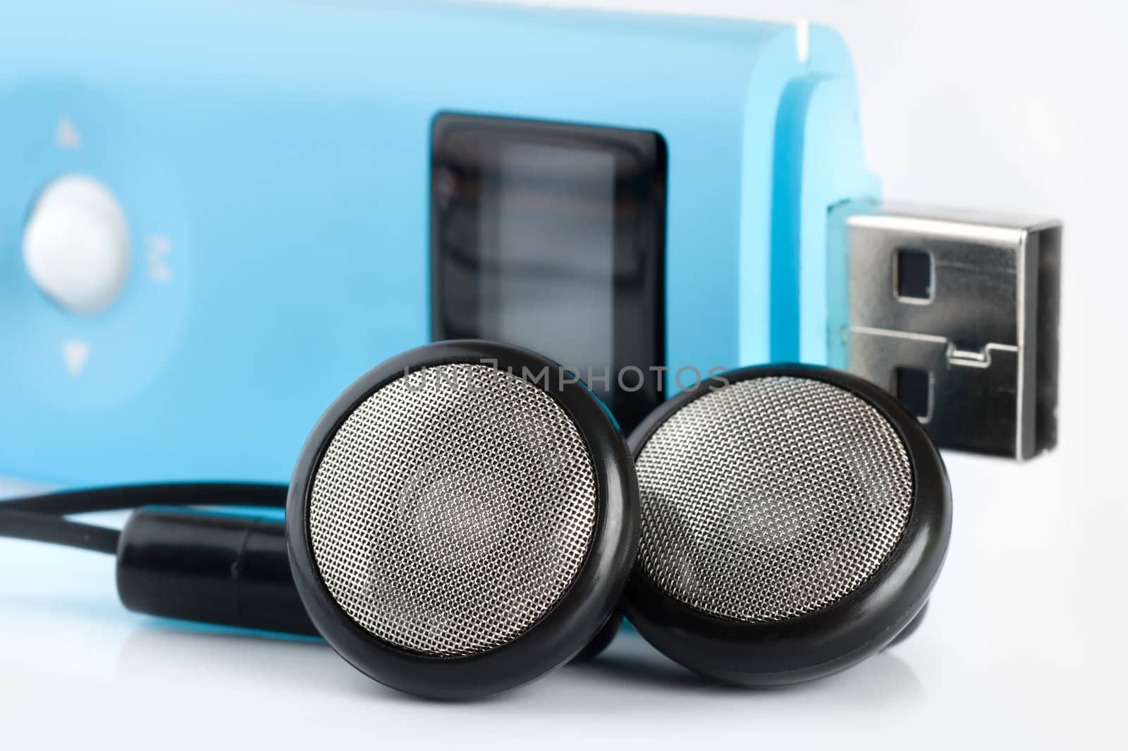 Blue MP3 player with a port USB and black headphones