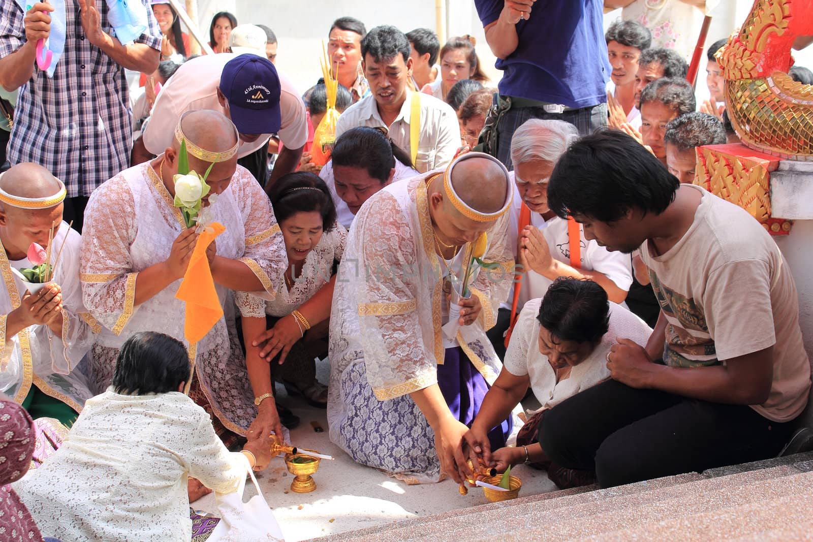 NAKON SI THAMMARAT, THAILAND - NOVEMBER 17 : Unidentified Thai people pour water after circle temple with offering Buddhist ordination ceremony on November 17, 2012 in Nakon Si Thammarat, Thailand.