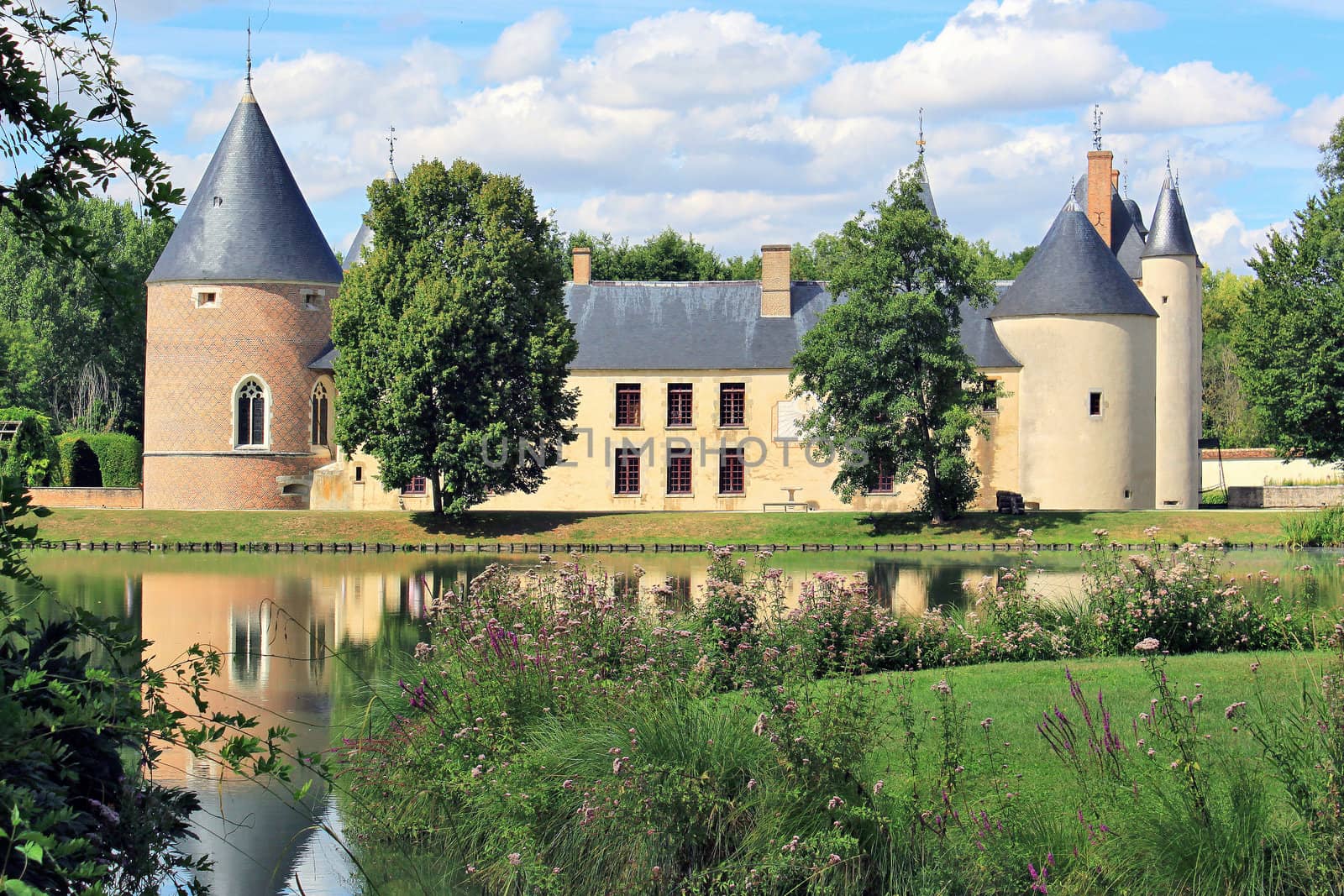 Castle of Chamerolles with its park, its ditches and its bridge levis