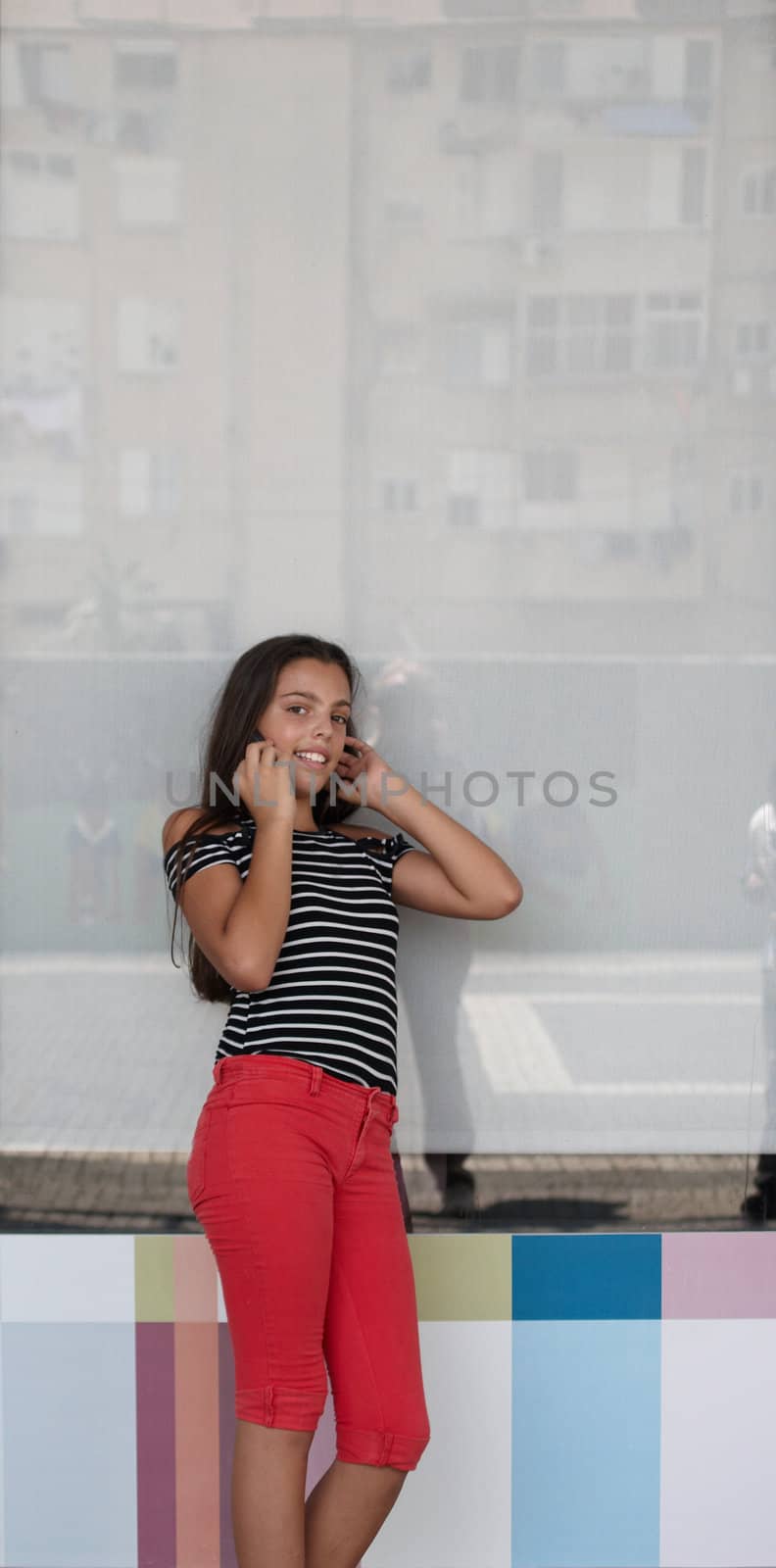 Beautiful teenage girl callng on her cell phone .