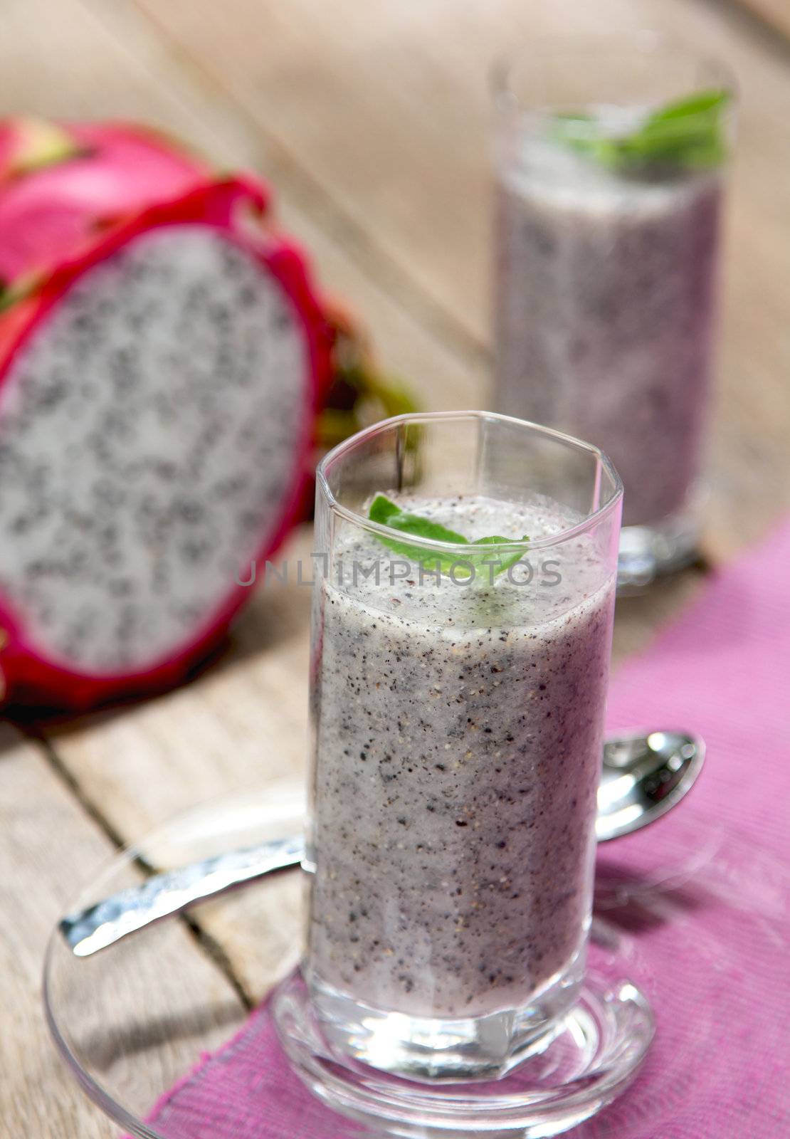 Dragon fruit smoothie by vanillaechoes