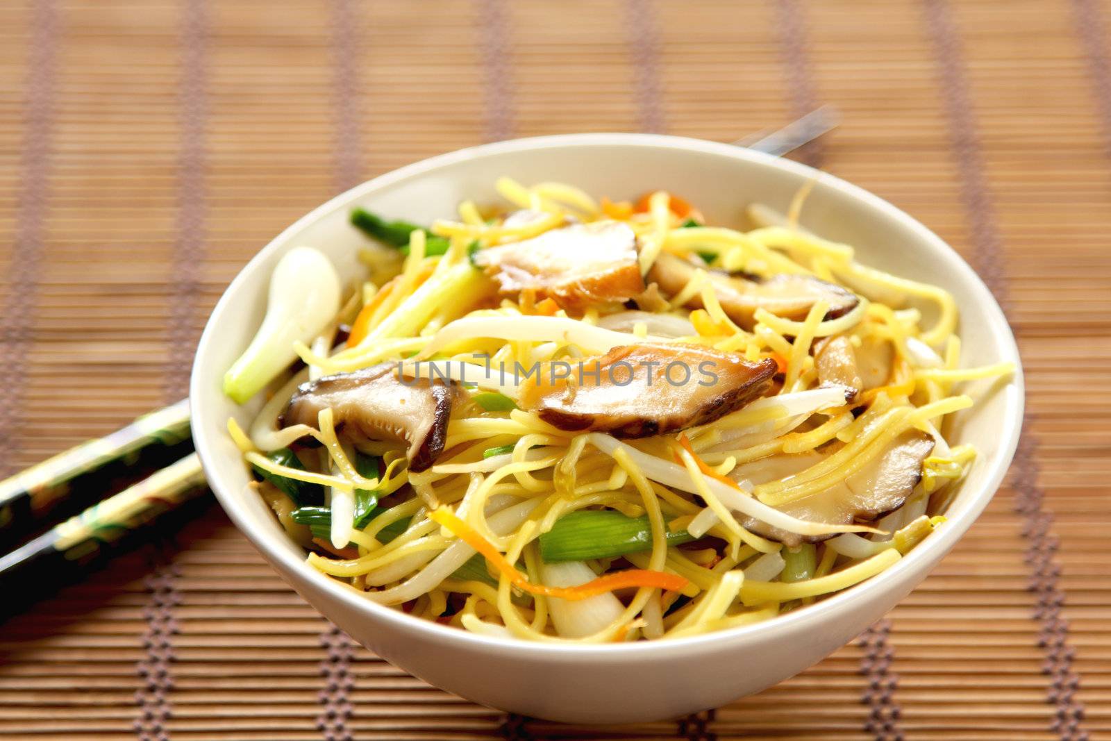 Stir fried Egg Noodle with mushroom by vanillaechoes