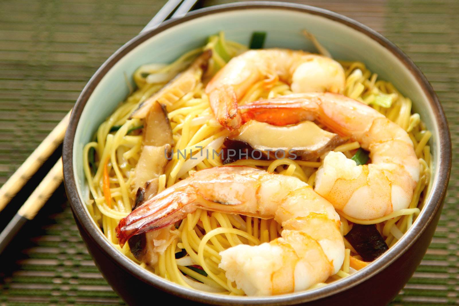 Stir fried Egg Noodle with prawn by vanillaechoes