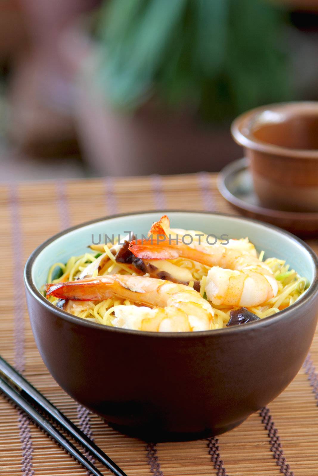 Stir fried Egg Noodle with prawn by vanillaechoes