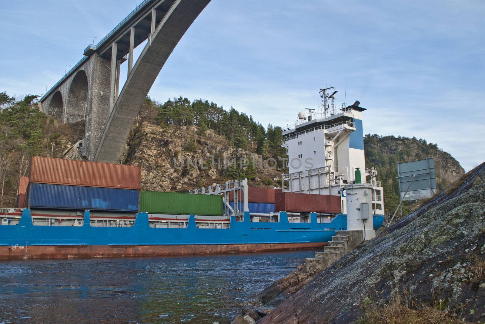 while i'm under svinesund bridge (which is a bridge that borders between norway and sweden) shows the container ship elisabeth up behind a rock and i get shot some really good pictures, some facts about elisabeth: ship type: container ship, length x breadth: 119 m X 20 m, flag: netherlands [nl]