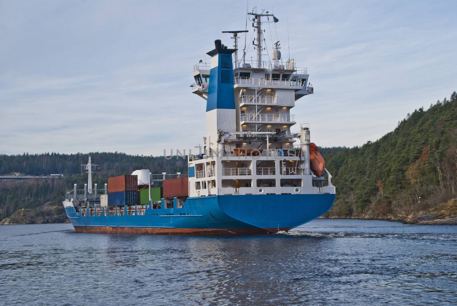 while i'm under svinesund bridge (which is a bridge that borders between norway and sweden) shows the container ship elisabeth up behind a rock and i get shot some really good pictures, some facts about elisabeth: ship type: container ship, length x breadth: 119 m X 20 m, flag: netherlands [nl]