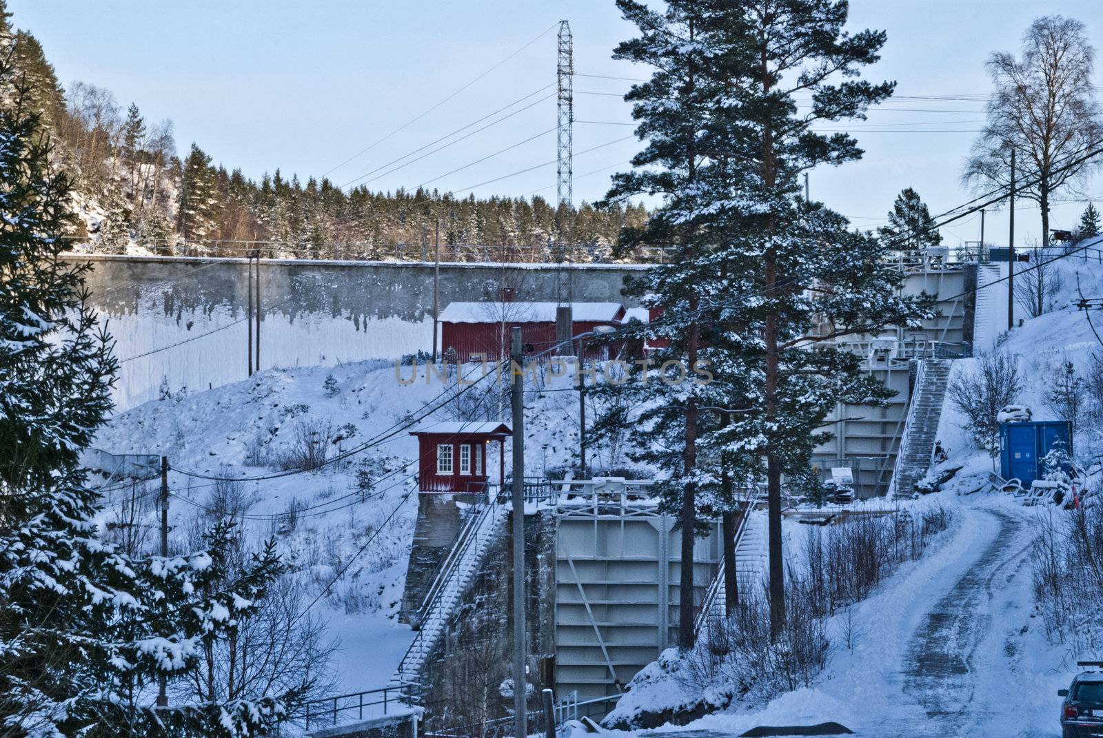 Sluice chamber by the power plant at Brekke locks.