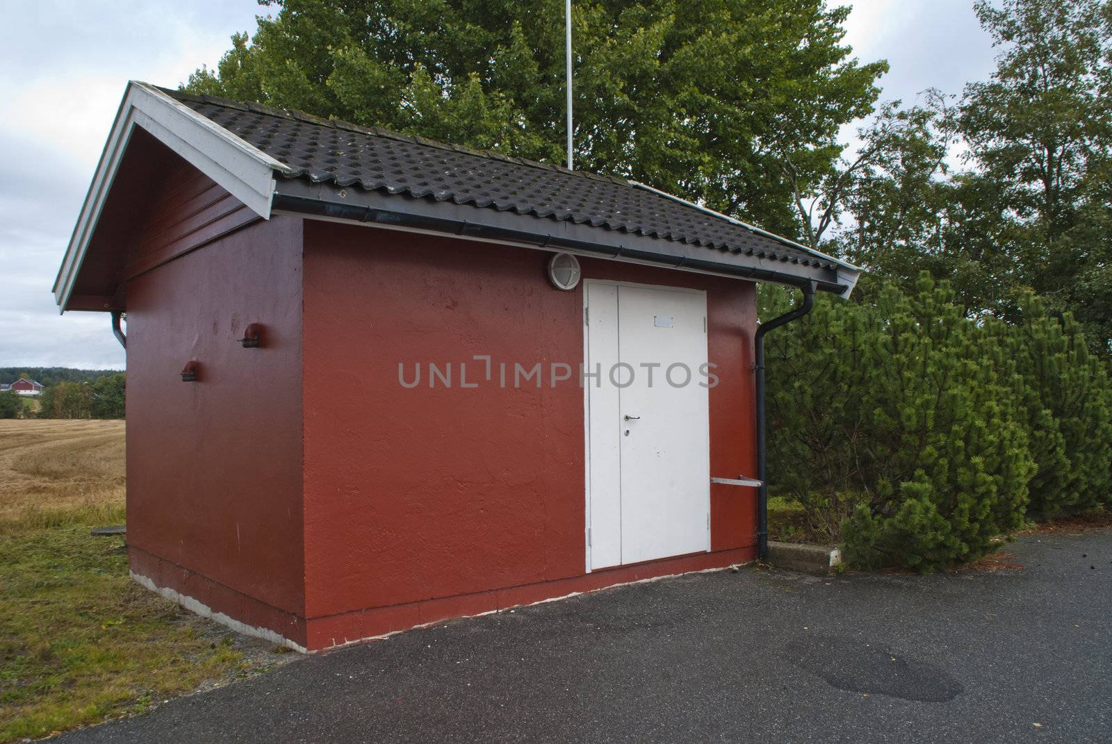 photo is shot near the femsjøen (five sea) in halden and shows a small red water pump house