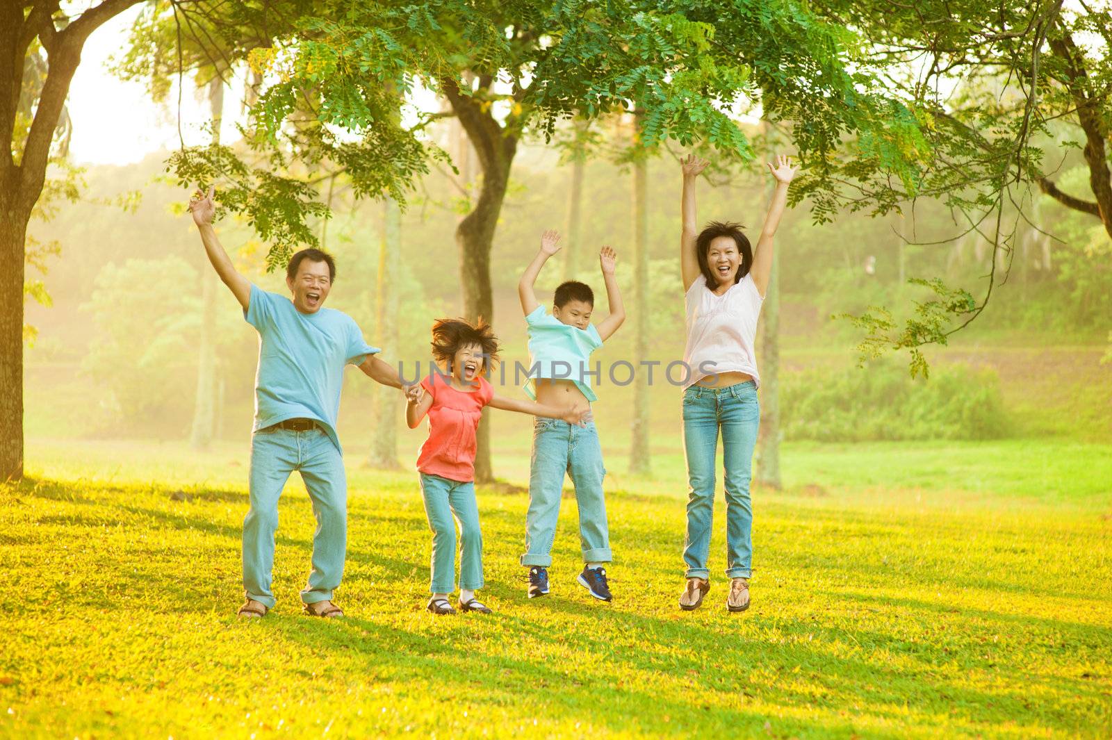 Joyful Asian family by szefei