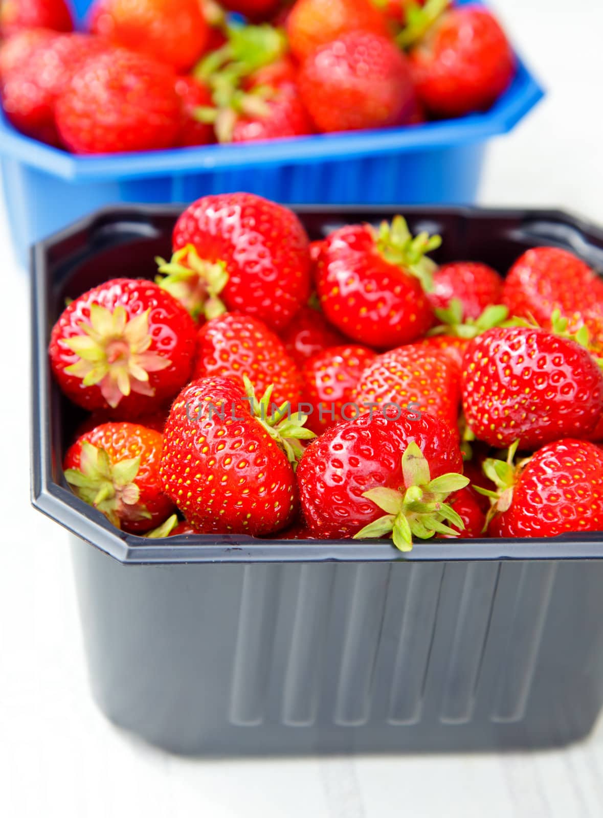 Strawberries by naumoid
