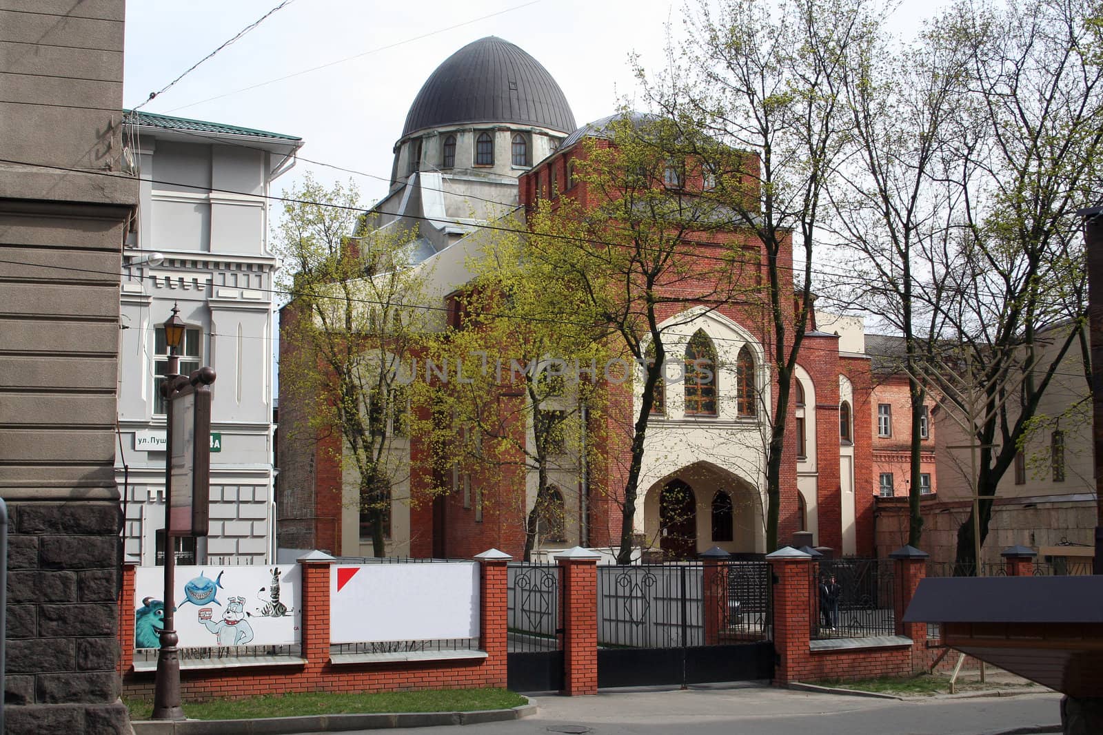 Kharkov Choral Synagogue - the largest in Ukraine and in the CIS and the second largest in Europe after Budapest.