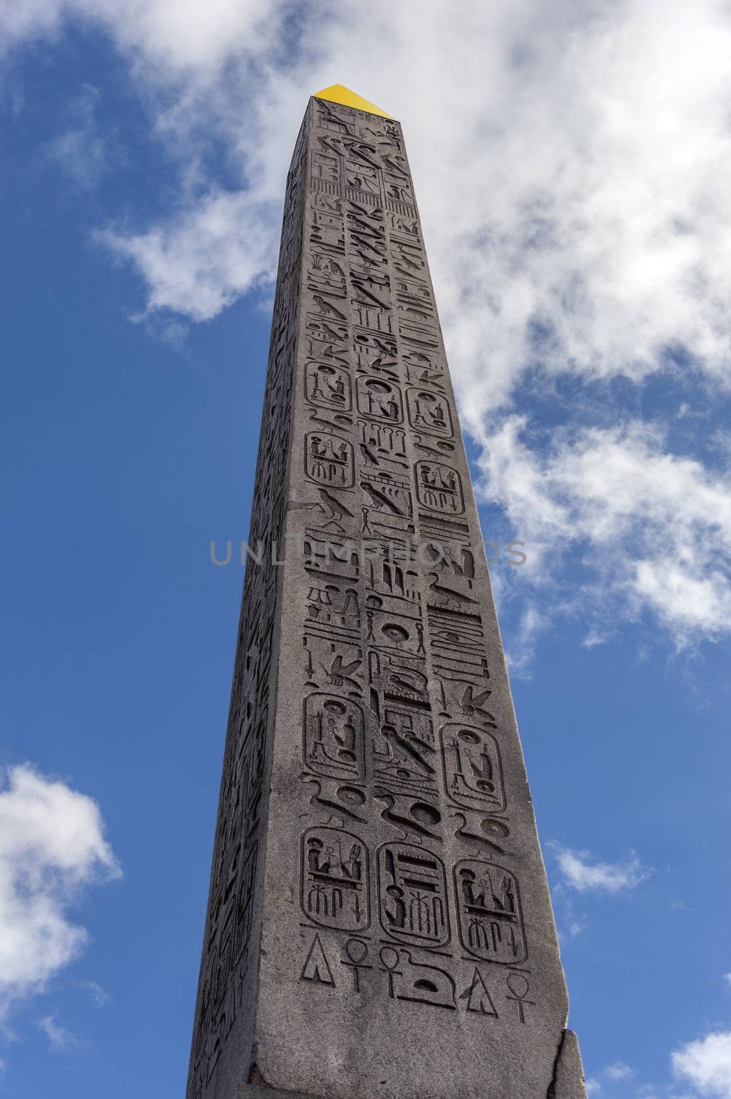 Obelisk by f/2sumicron