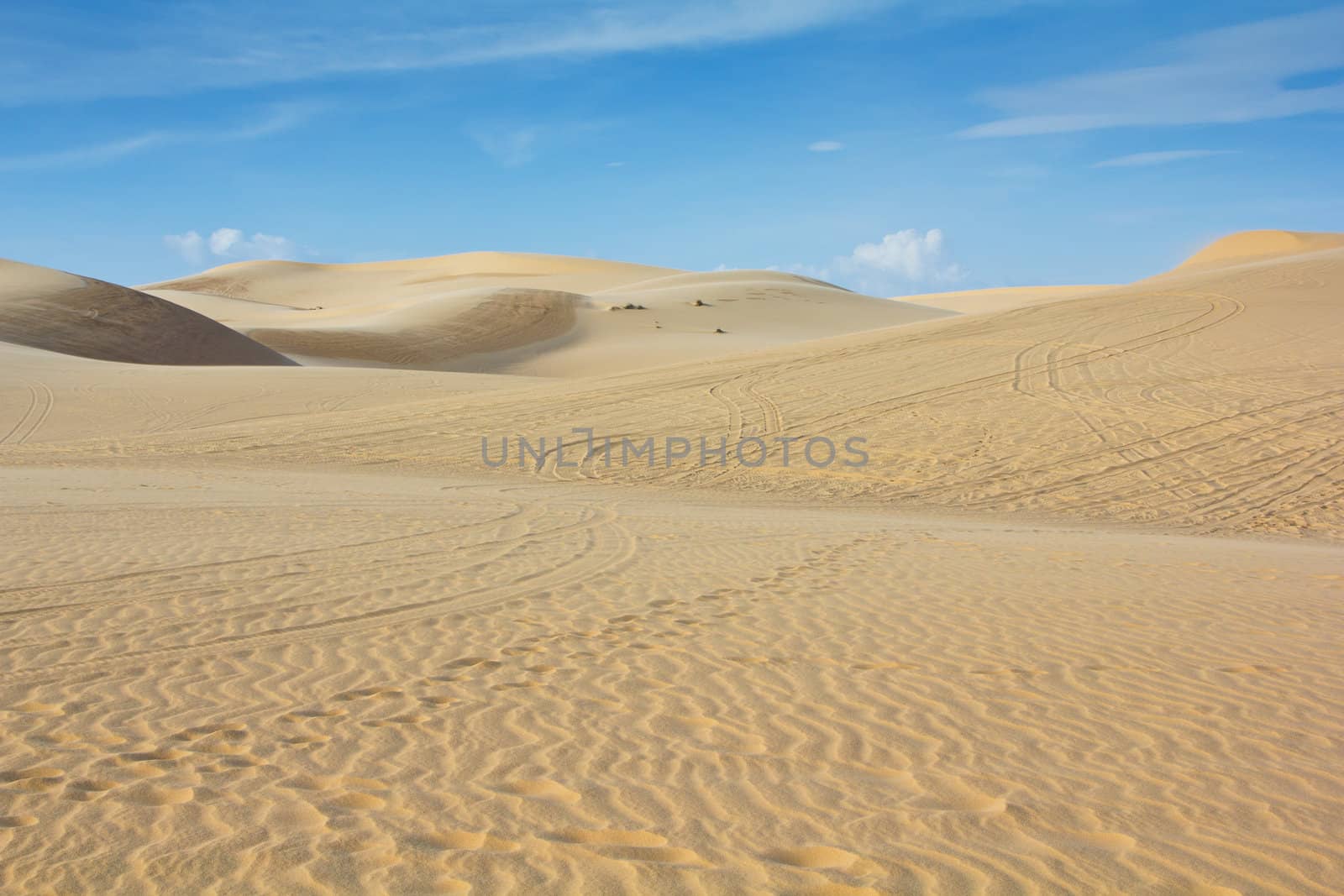 White sand dune in Mui Ne by vanillaechoes