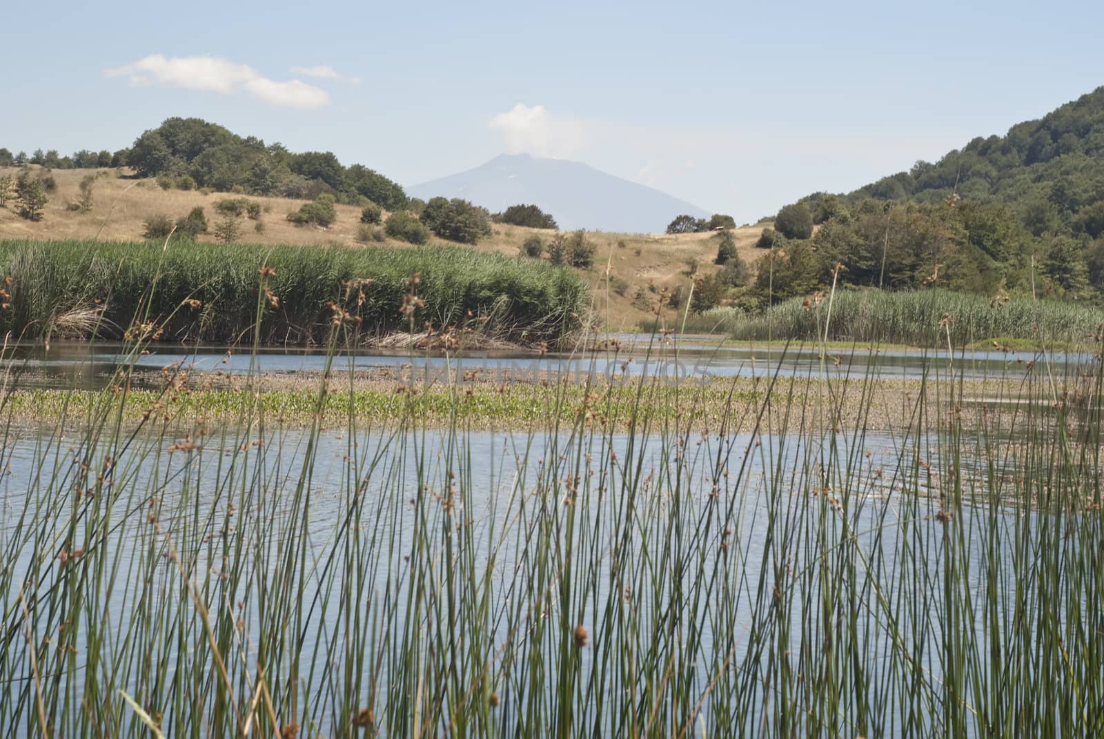 Biviere lake with views of Etna by gandolfocannatella