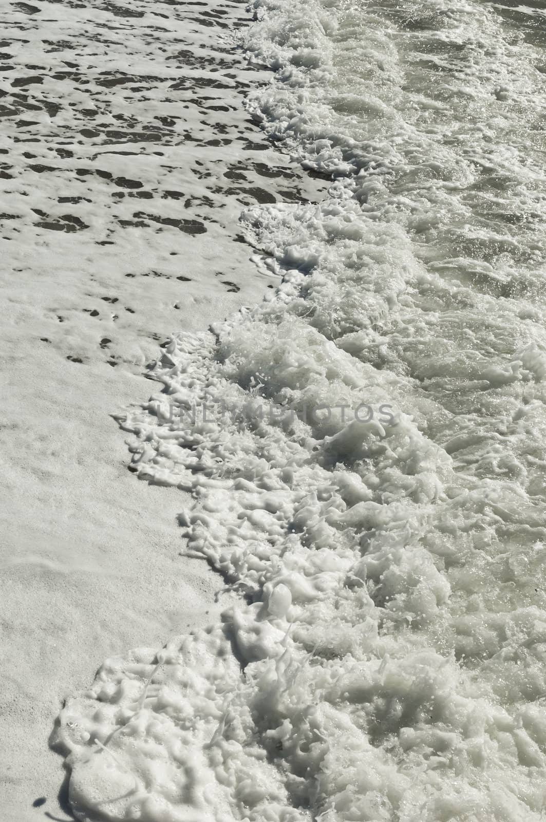 Sea foam by mrfotos