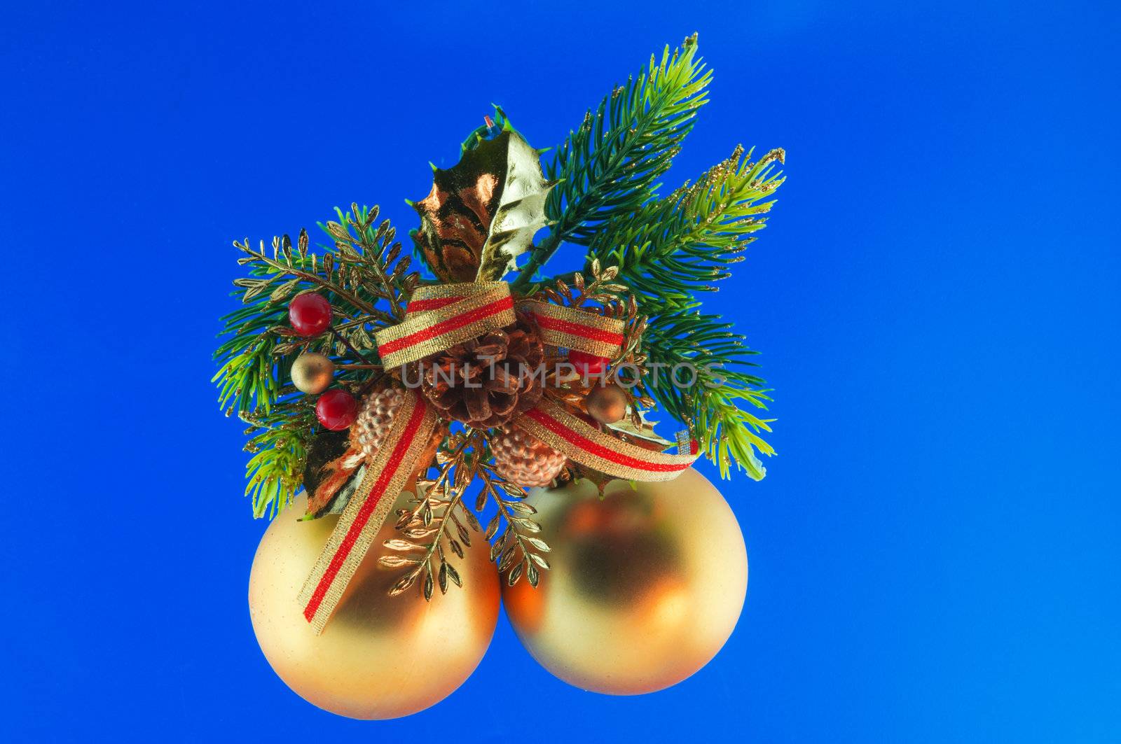 golden balls Christmas tree  by ben44