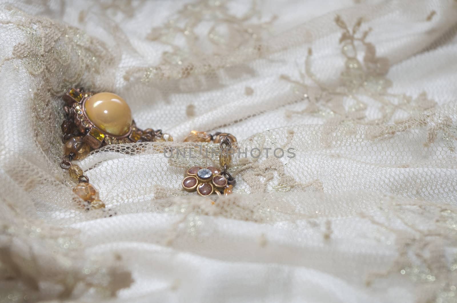 Bracelet on lace by Silvia