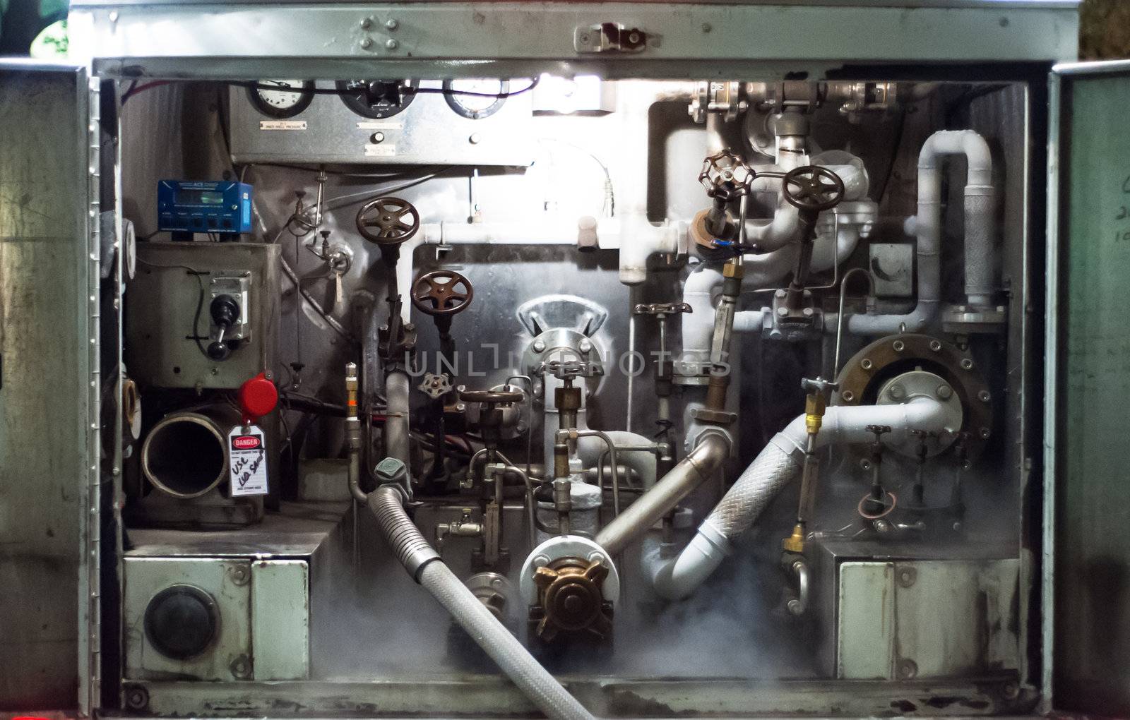 Pipes and tanks for handling industrial liquid nitrogen