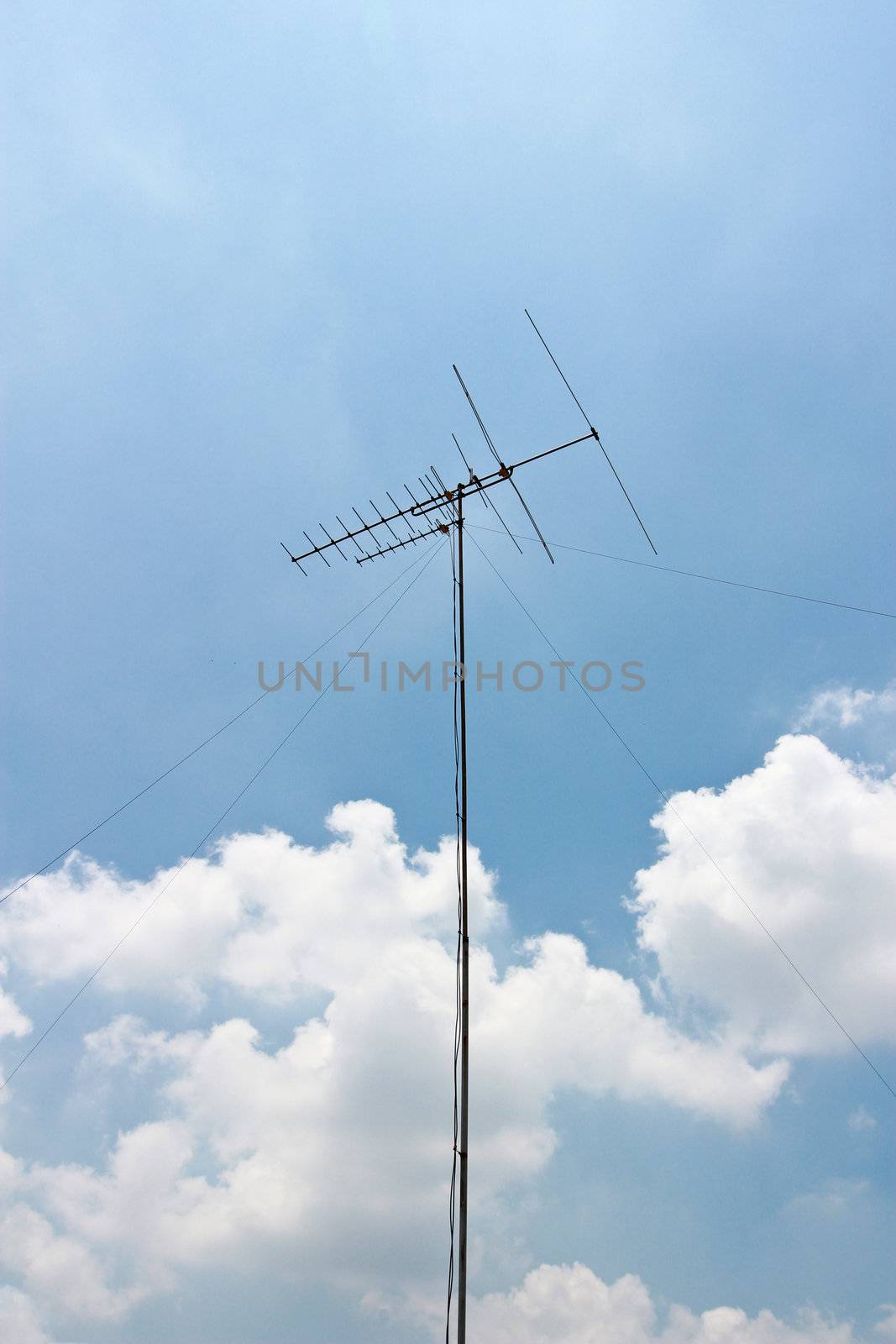 Antenna in blue sky by bajita111122