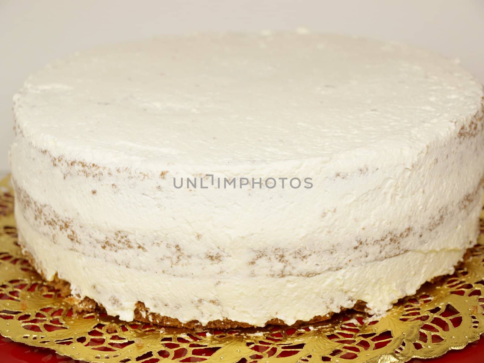 Closeup of a chocolate cream layer cake by Arvebettum