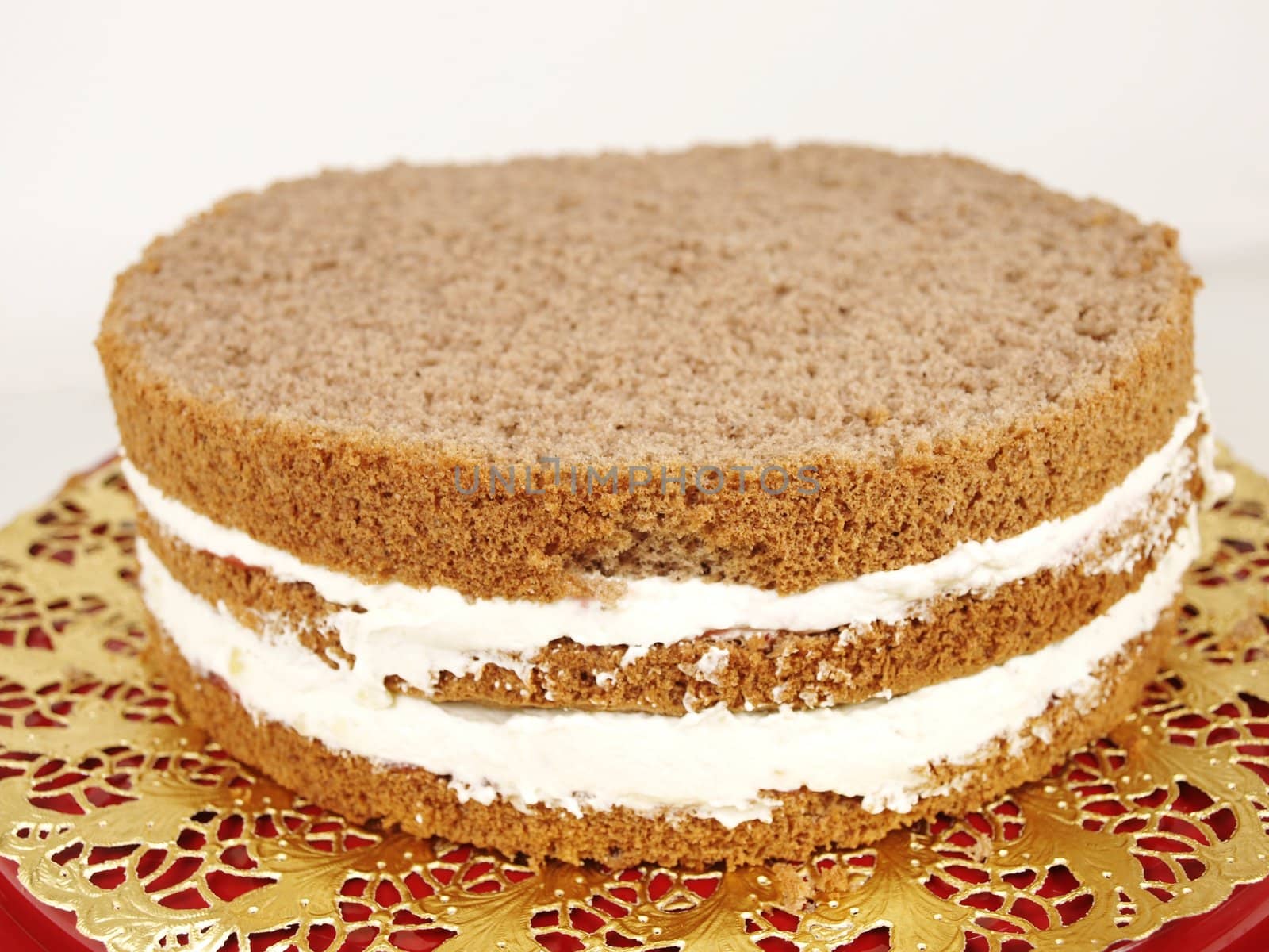 Closeup of a chocolate cream layer cake by Arvebettum