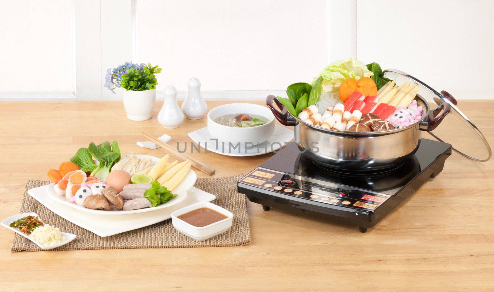 Electric appliance aluminum sukiyaki pot in the kitchen 