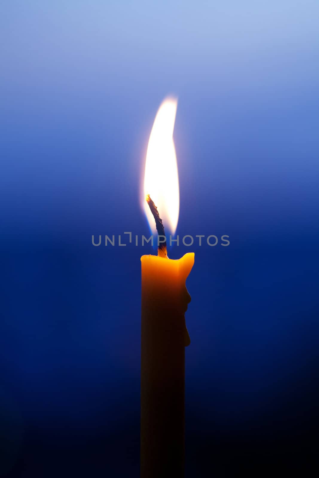 Burning candle by foto76