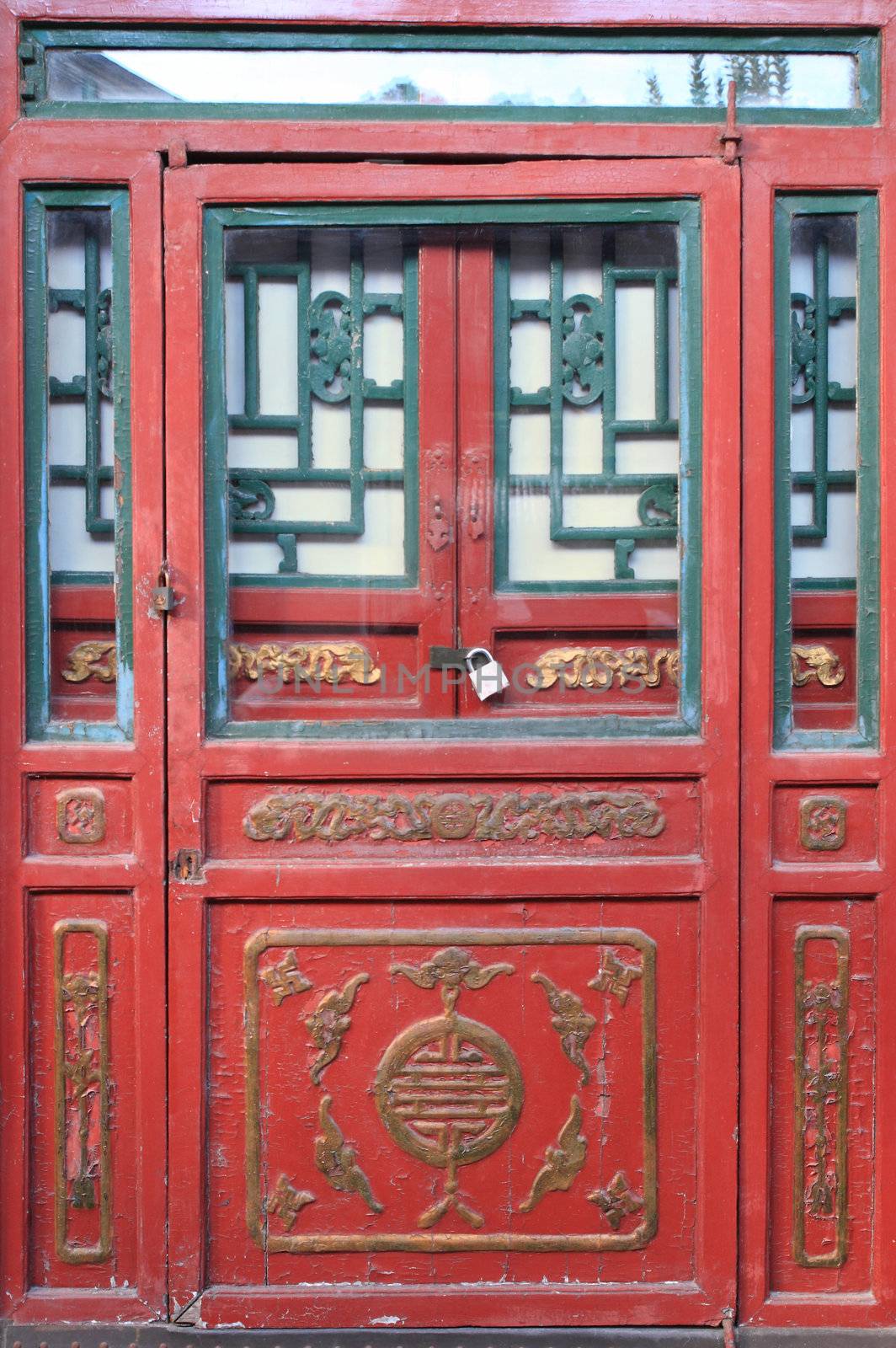 Traditional chinese red door