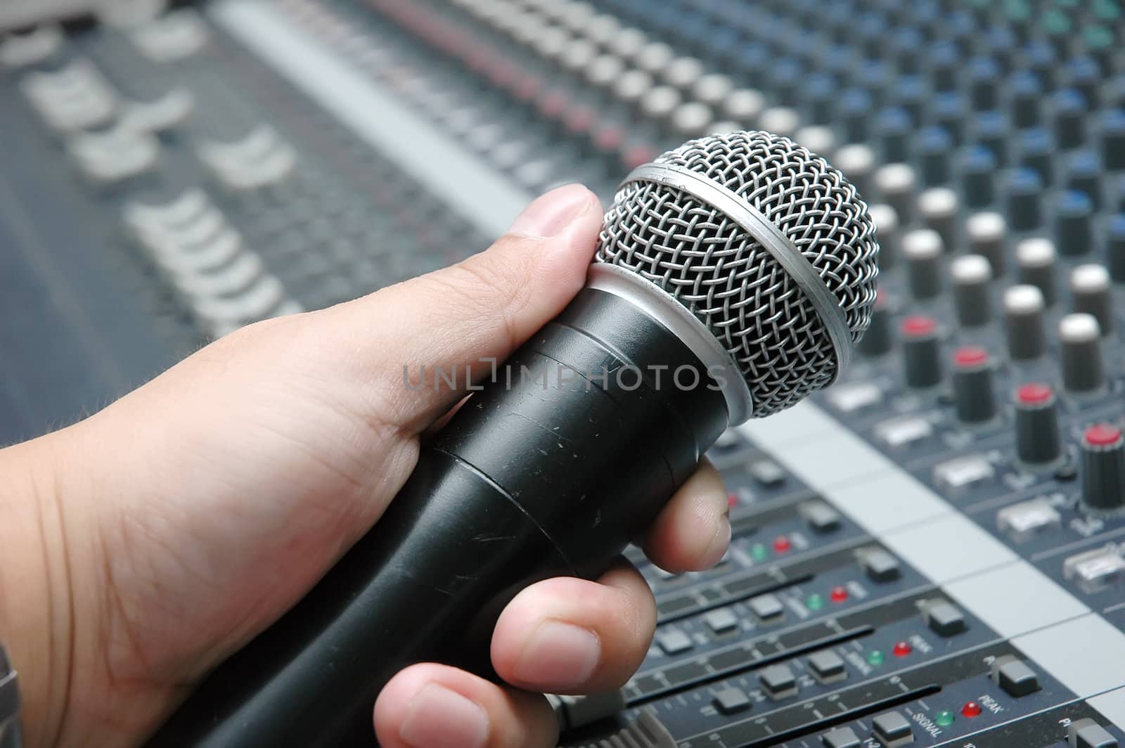 Microphone amplifier for talks