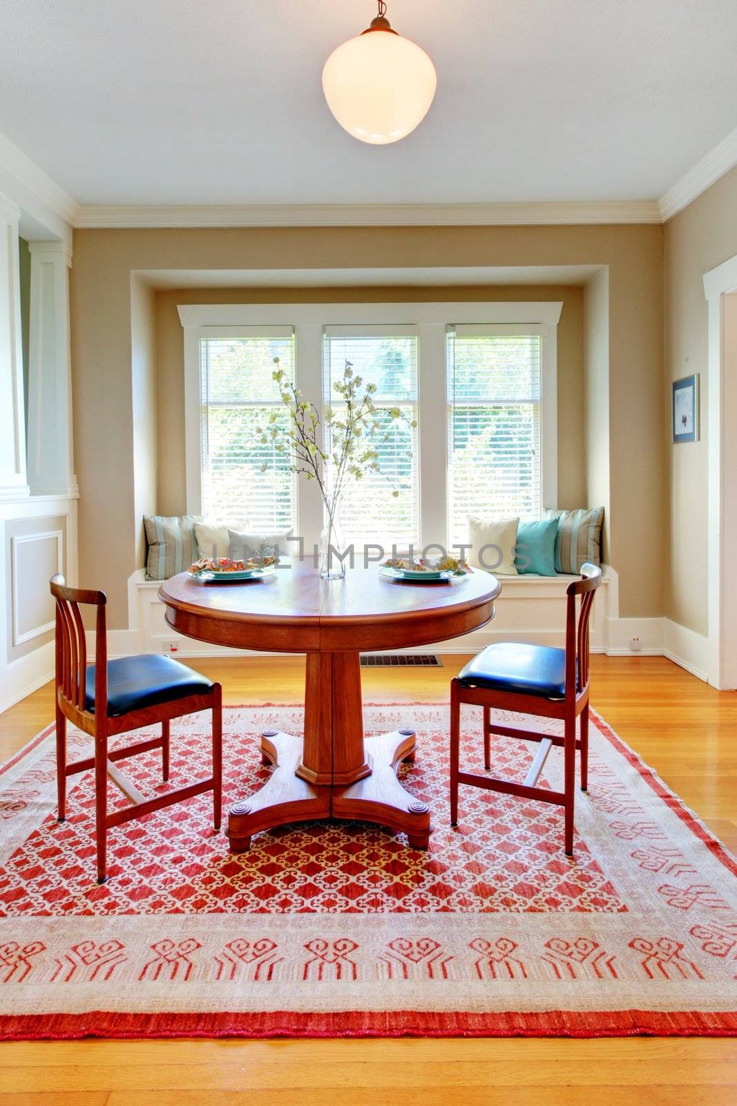 Beautiful decor of dining room with beige, blue and red.