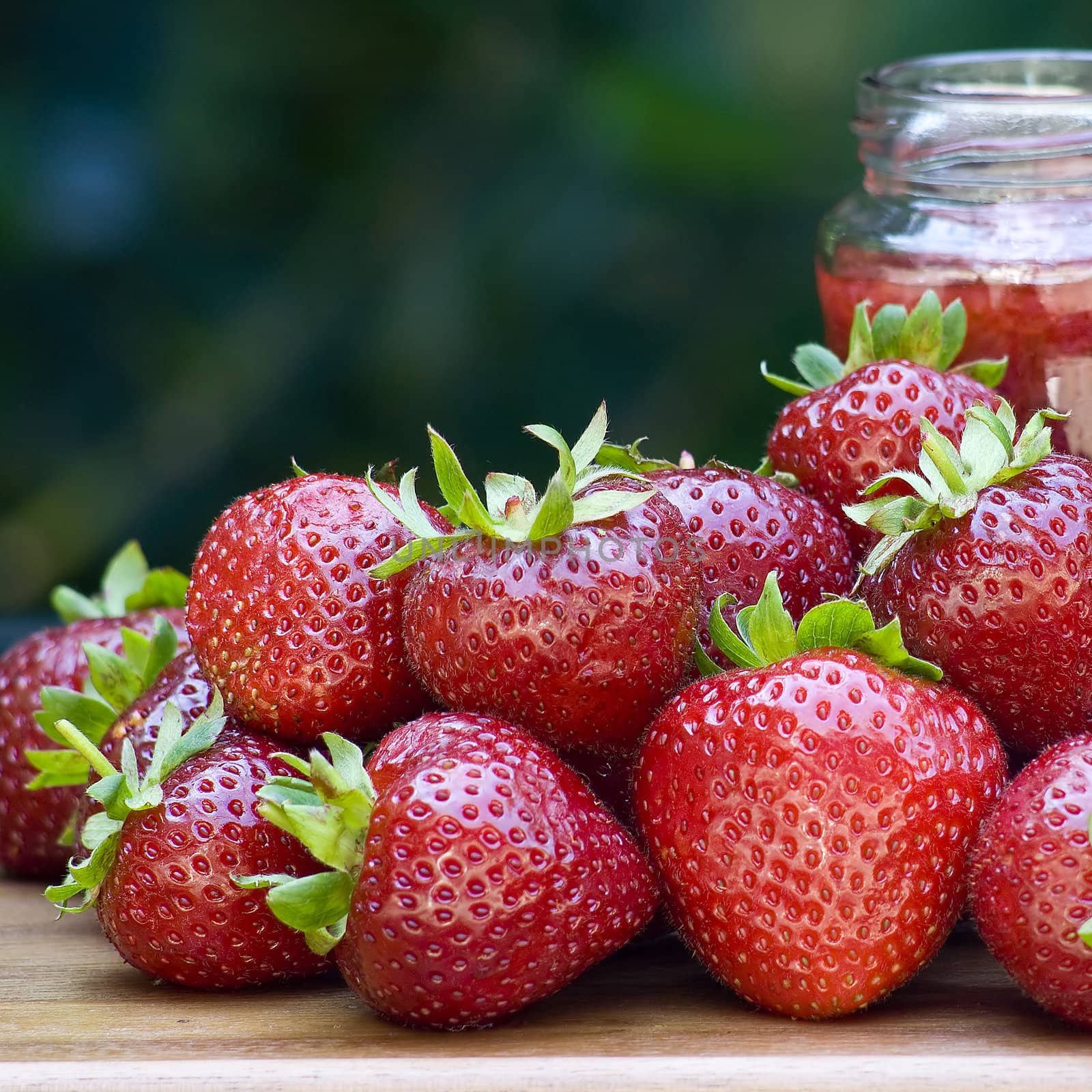 fresh strawberries by miradrozdowski